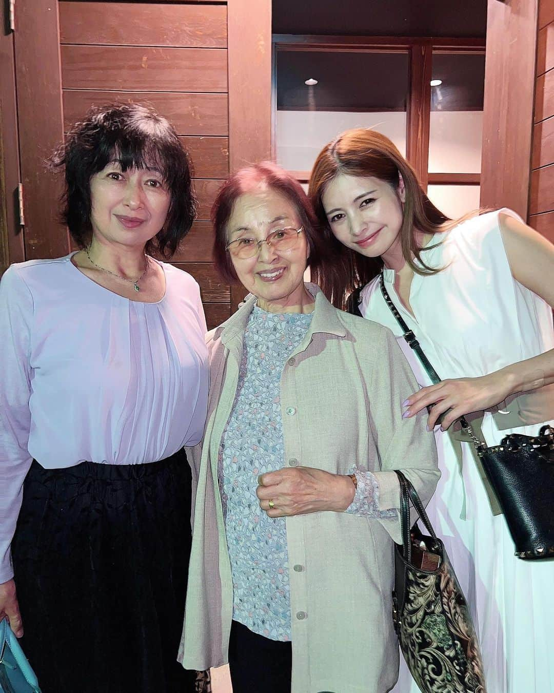 得あゆさんのインスタグラム写真 - (得あゆInstagram)「4世代ガールズ👵🏻🧑🏻👩🏻👧🏻👧🏻+👩🏻‍🦰 +あゆみおばさん。笑  私のお母さんのお母さん👵🏻 母の日なのでお母さんおばあちゃんも 本当にありがとう🥹❤️ 富山に帰った時はたくさん甘えさせてもらってる❤️  5月はおばあちゃんが誕生日🎂で 86歳になられました👵🏻👏🏻✨✨✨ いつまでも若いおばあちゃんでいてね！ 何がすごいっておばあちゃん、最近LINEを始めました。 86歳になって新しい事にチャレンジする事に尊敬する🥹👏🏻🔥  日頃からお習字と短歌を作っていて、 めちゃくちゃ多彩なおばあちゃん👵🏻 見習います。笑  こうやって会えた時に写真を撮っておくの大切だね🥹🫶🏻✨  #mothersday#母の日#mothersdaygift  ・ ・ ・ ・ ・ ・ ・ ・ ・ ・ ・ ・ ・ ・ ・ ・ ・ ・ ・ #息子からのプレゼント#母の日プレゼント#母の日ギフト#母の日のプレゼント#カーネーション#花束#お花のある暮らし#おうち#リビング#carnation#子育てママ#ママライフ#家族写真#息子とデート#男の子ママ#休日の過ごし方#嬉しいプレゼント#お母さん#お母さんありがとう#キッチン#ギフト#花瓶#花瓶の花#インテリア#インテリア雑貨#インテリア好き#家族時間」5月14日 22時12分 - tokuayu819