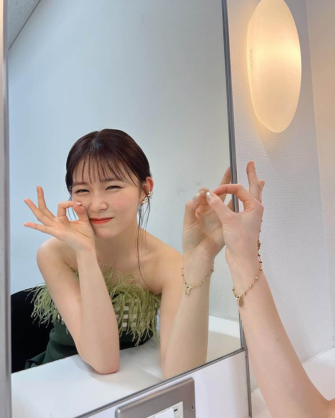 久間田琳加のインスタグラム：「大阪、愛知での舞台挨拶、 ありがとうございました♡ みなさんからパワーをいただいた3日間でした！！ こちらは大阪の衣装です〜！ たこ焼きポーズ😂 #おとななじみ #おとななじみでムズキュン」