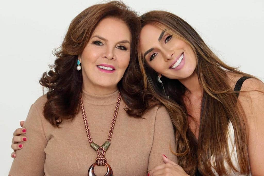 Nicole Bahlsのインスタグラム：「Hoje é seu dia e estou aqui pra dizer que eu agradeço a Deus todos os dias por ter me dado o privilégio de nascer do seu ventre , meu amor por você é infinito e além da vida , obrigada por todos seus ensinamentos , conselhos e por ser minha melhor amiga , meu diário de todos os dias . Não tem nada que me alegra mais que te fazer sorrir Feliz dia das Mães @verabarbosa2011 minha rainha」