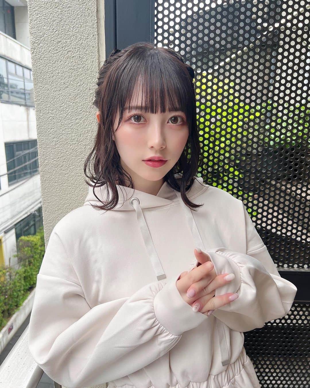 保科凜のインスタグラム：「髪の毛暗くしました＾＾  @yamatoyu さんありがとうございます  みんなに会える頃には元に戻ってそう（ᵔ֊ᵔ） はやくあいたいな、  ・ ・   #idol  #japaneseidol  #jamscollection  #selfie  #like  #followme #instagram  #salon #beauty  #hair  #hairarrange   #アイドル #ジャムズ #保科凜 #ヘアアレンジ #アイドルヘア  #ミディアムヘア」