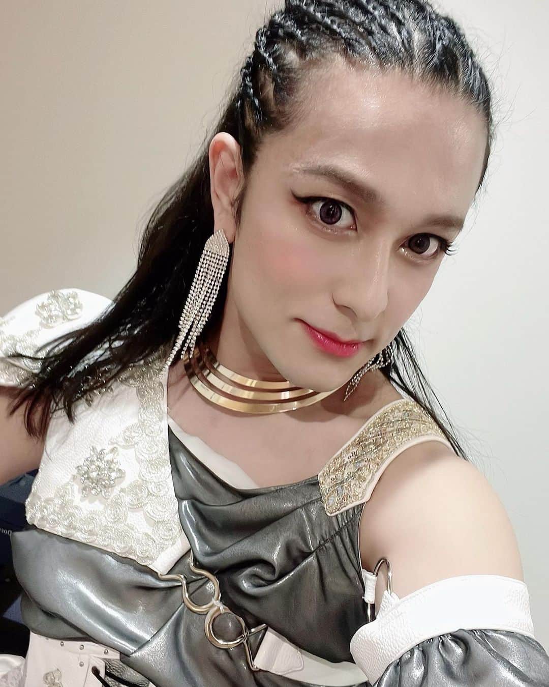のインスタグラム：「2023.04.19に発売された Digital Single「APHRODITE」のMusic Video フルバージョンが遂に公開されました🎉 ダリリリ〜☝️  髪を編み込んでもらっちゃいました💇‍♀️ どうかしら❤️  MVのラストには衝撃の展開が？ 全貌はYouTubeをチェケ💋  #APHRODITE #ENViiGABRIELLA #Takassy #HIDEKiSM #Kamus #エンガブ  #ENGAB #ENGA部 #エンガ部」