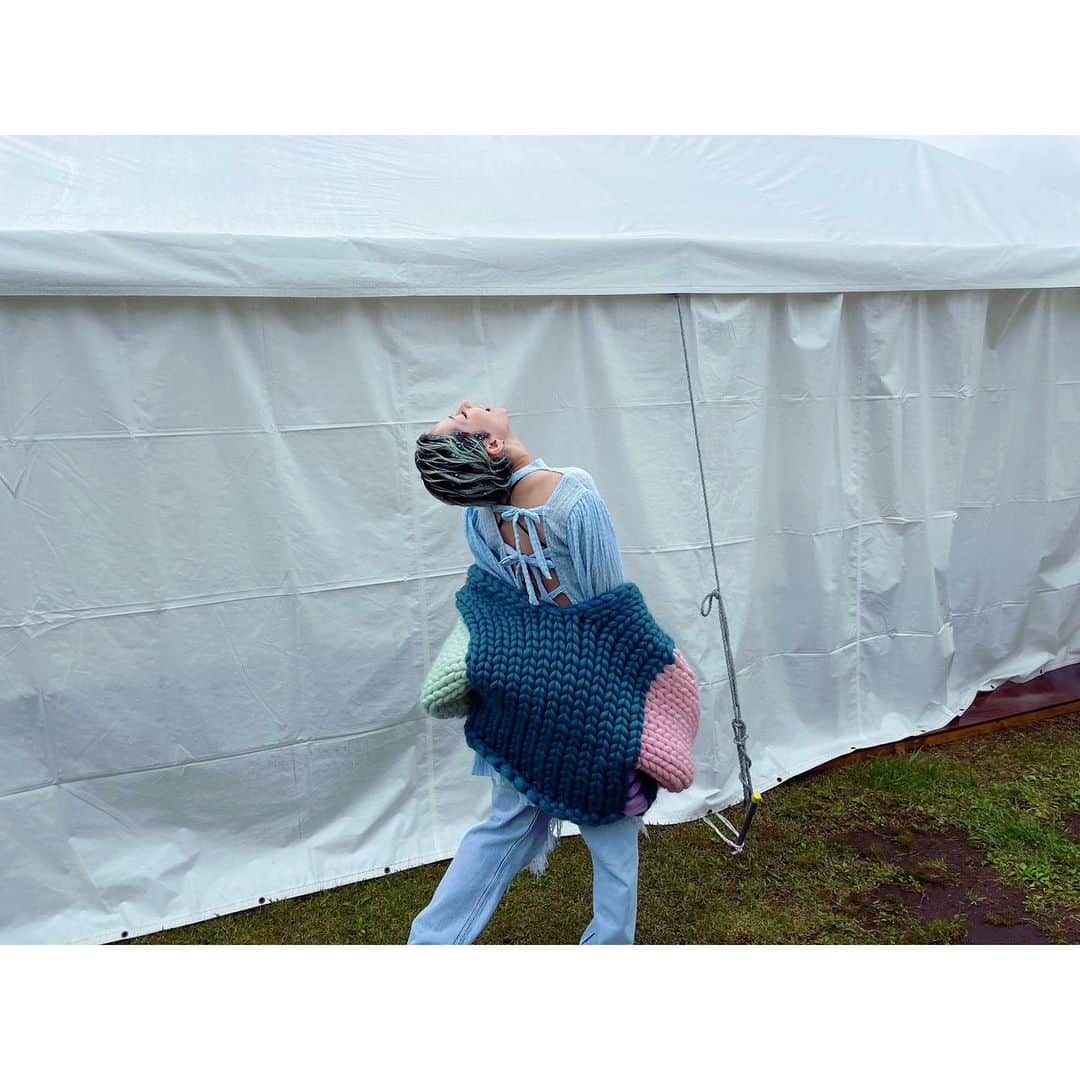 木村カエラのインスタグラム：「FUJI & SUN'23 DAY 2  雨が降ってましたが、とっても素敵な時間でした。 LIVEってやっぱりいいね。 自分が子供のように無邪気にはしゃげる。  きっとみんな寒かっただろうに、、、 あんなに楽しんでくれて、あの瞬間を共にできたこと、また一つ宝物が増えました。 ありがとう。  one-piece: @moontreeplanet  sweater: @hope.macaulay   #fjsn #木村カエラ　@fjsnjp」