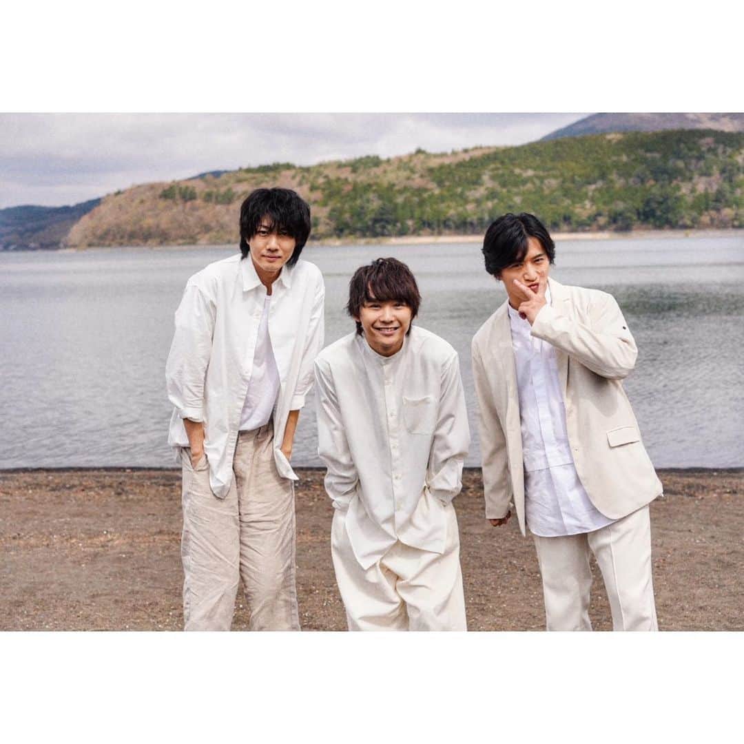 須賀健太のインスタグラム：「Santanapicto『Sunshine』   ぼくらの"これまで"と"これから"が、 届くような歌詞を3人で考えました。 MVは僕が担当させて頂き、 そんな側面からも沢山の想いが詰まった作品になりました。 概要欄に歌詞も載せたのでそれと合わせて何回も見てね！☺️  ラップ…というのもおこがましいけど、 僕の音楽の原体験はKREVAさんなので、 今回はラップさせて頂きました。 もちろんラップのリリックは僕が1人で考えました。 韻踏んでるとかの技術は全然だけど、 僕らのための言葉が書けたと思ってます。  YouTubeでぜひご覧ください。  #さんたなぴくと」