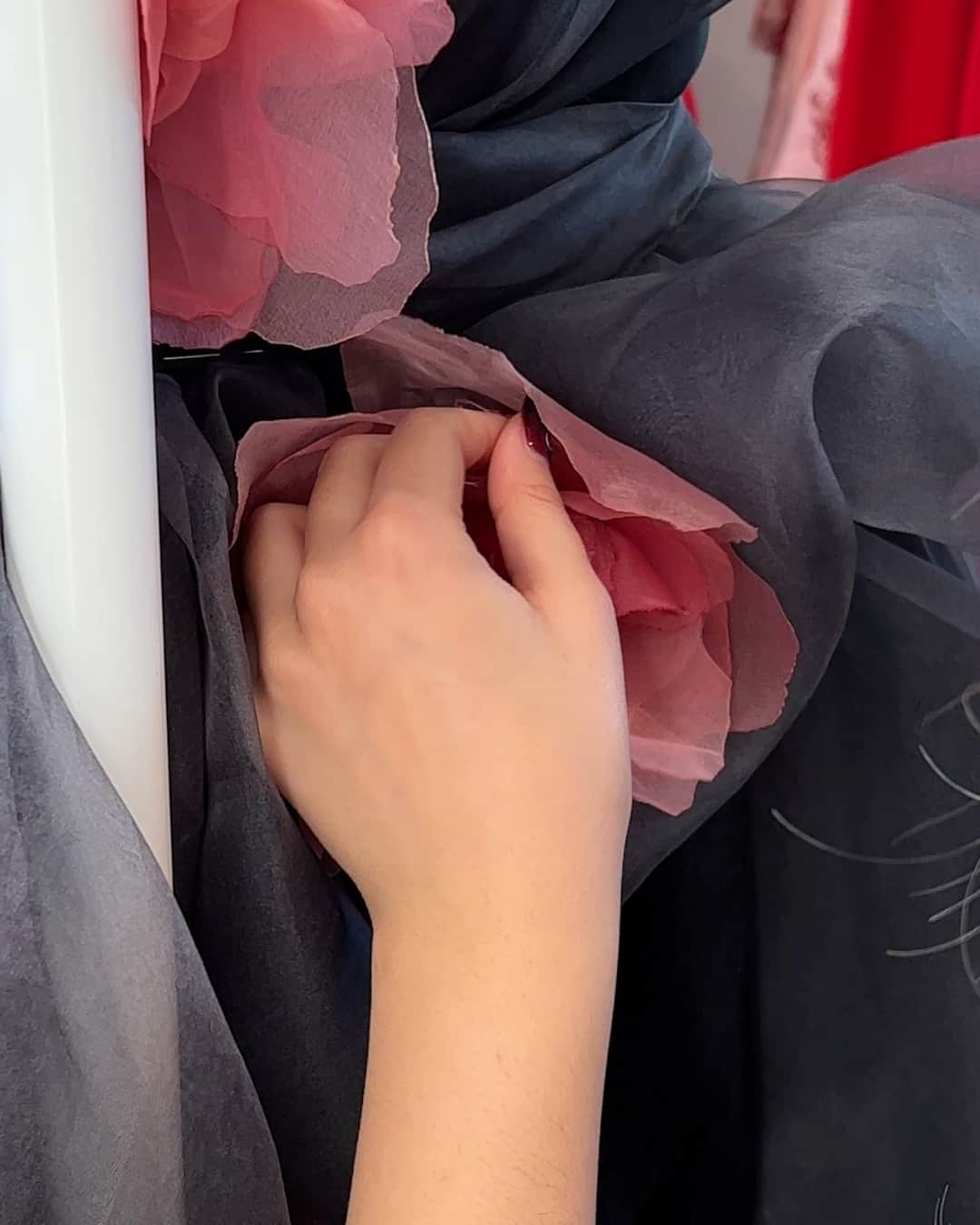 Marchesaさんのインスタグラム写真 - (MarchesaInstagram)「Inside the Atelier: The process of making the FW23 organza gown.⁠ ⁠ Discover more with #Marchesa at the link in bio.」5月14日 22時20分 - marchesafashion