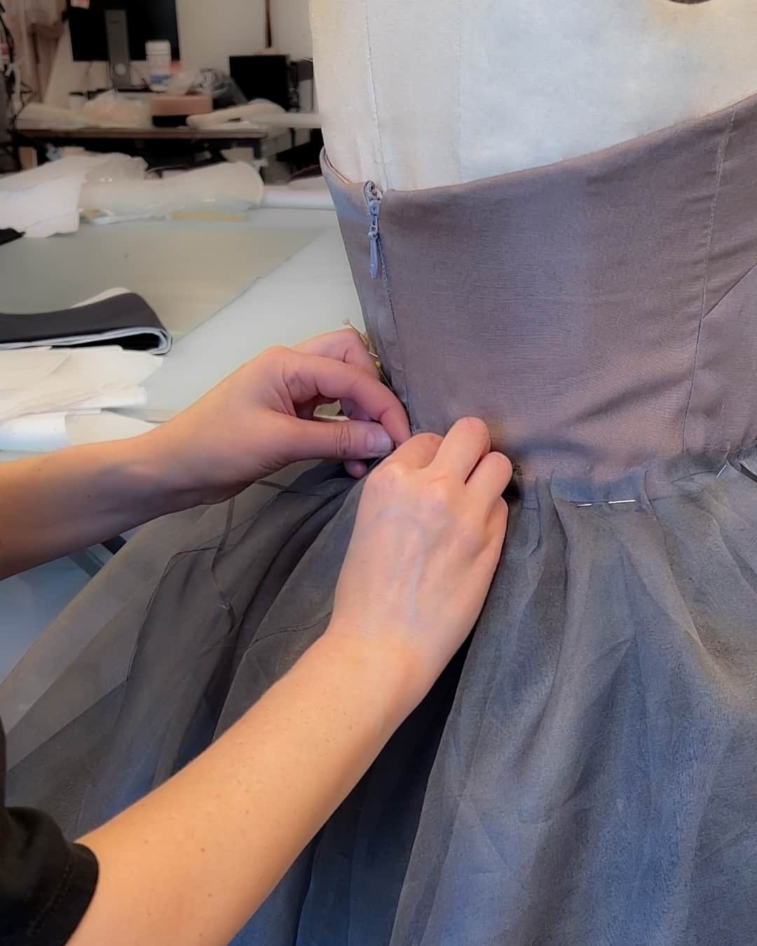 Marchesaさんのインスタグラム写真 - (MarchesaInstagram)「Inside the Atelier: The process of making the FW23 organza gown.⁠ ⁠ Discover more with #Marchesa at the link in bio.」5月14日 22時20分 - marchesafashion