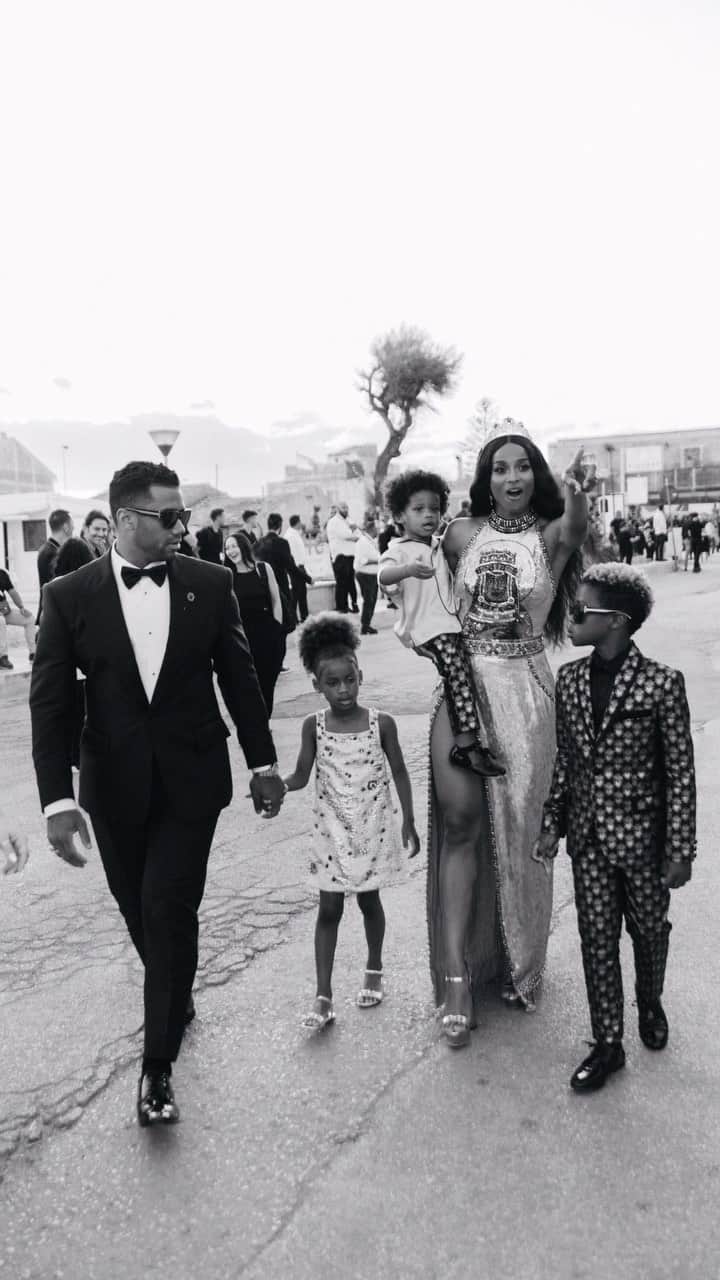 ラッセル・ウィルソンのインスタグラム：「Happy Mother’s Day to you my love @Ciara. You’re the best Momma to our kids. You are a leader, a Boss Woman, and the love of my life. So grateful I get to do life with you and raise these amazing kids with you! Heaven sent! We love you so much baby. Love, Daddy」