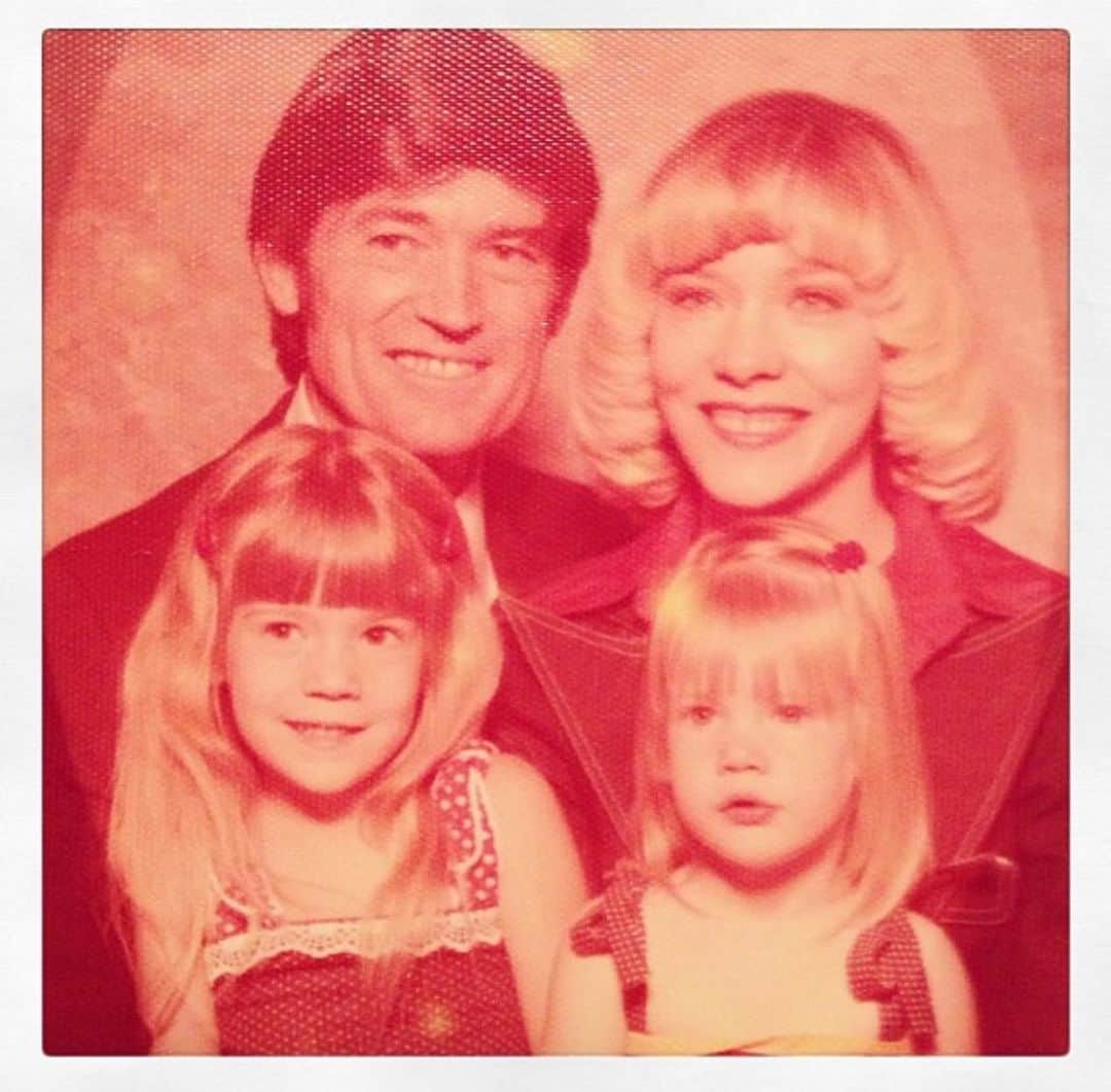 マンディクーンのインスタグラム：「Happy Mother's Day! Your strength, patience, and love knows no bounds. ❤️ • •  (Pic of my absolute fox of a mom in 1980? I think?)」