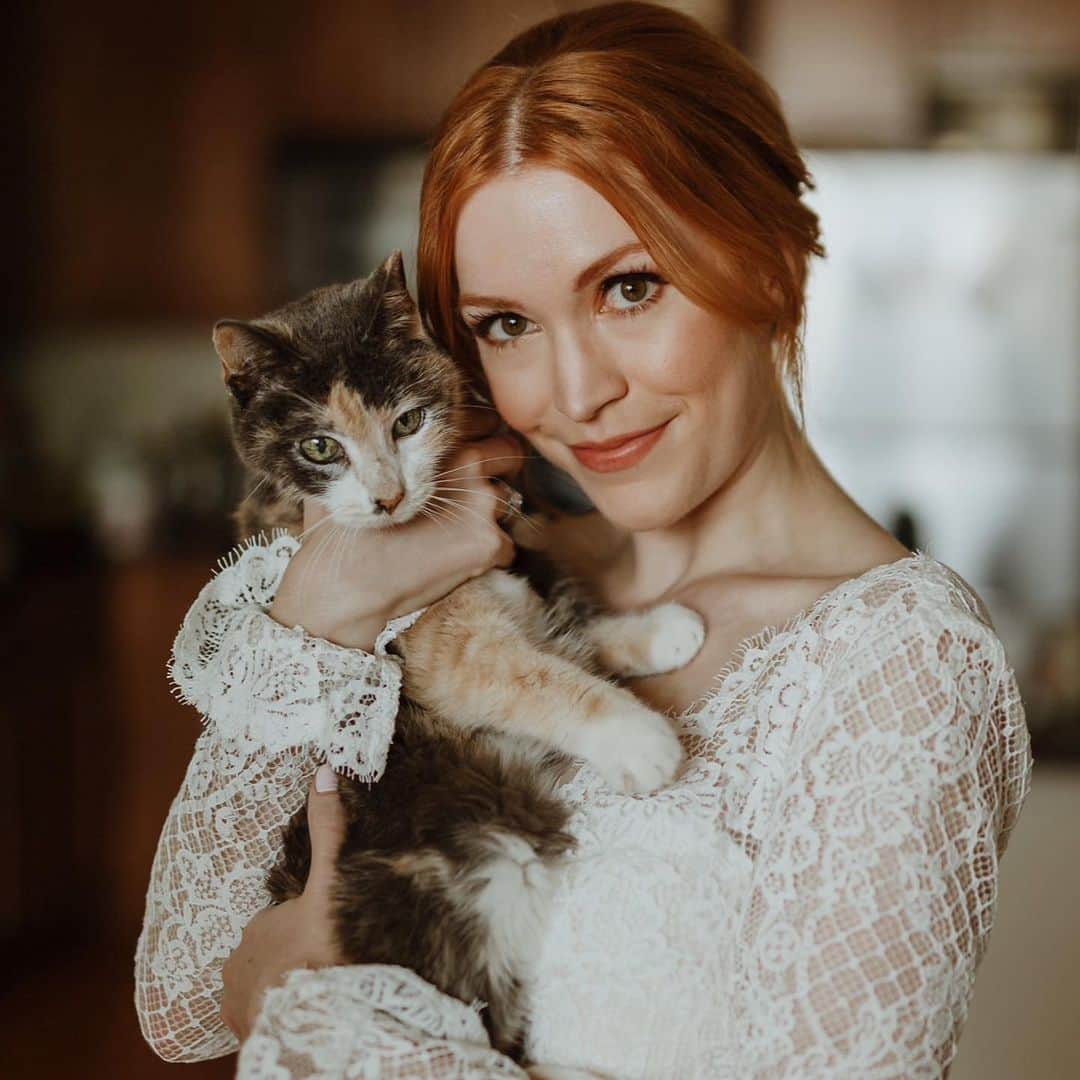 アレックス・ブノワのインスタグラム：「Wishing a Happy Mother’s Day to all the incredible mothers in my life!」
