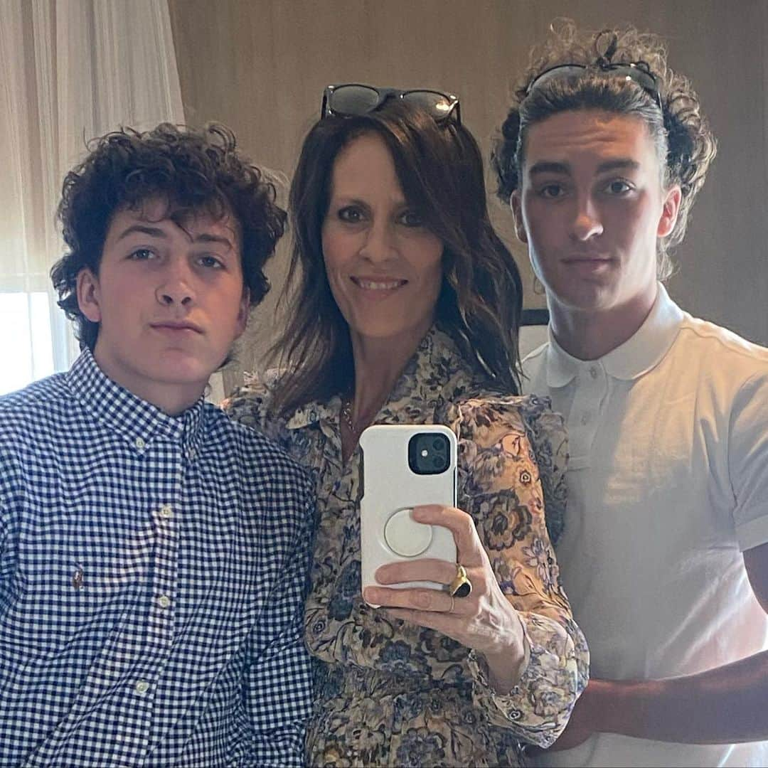 アナベス・ギッシュさんのインスタグラム写真 - (アナベス・ギッシュInstagram)「My worlds and my hearts. Proud and privileged to be their mom. HMD 🤗 thanks to @donutshoppeproductions for making me one 2x :)」5月14日 22時30分 - annabeth_gish