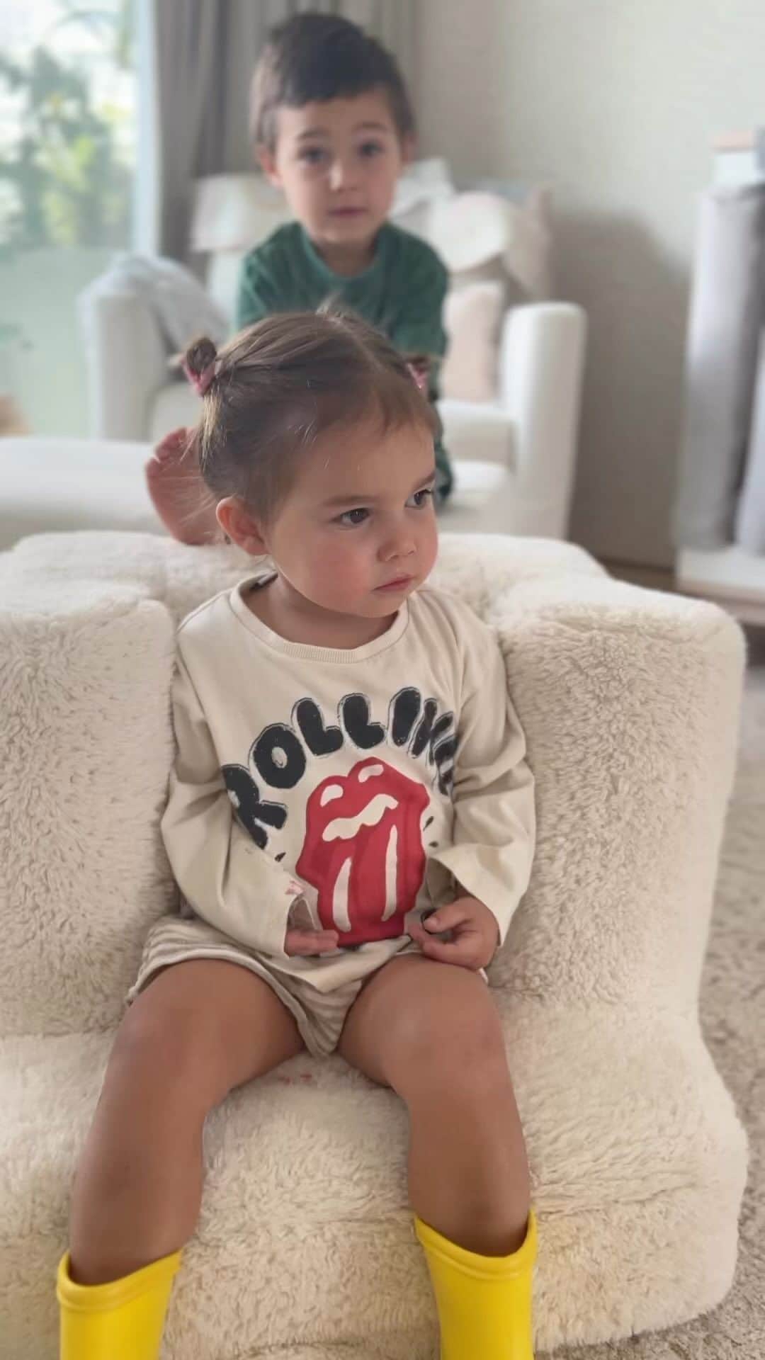 クレア・ホルトのインスタグラム：「All I really wanted for Mother’s Day 🏆」