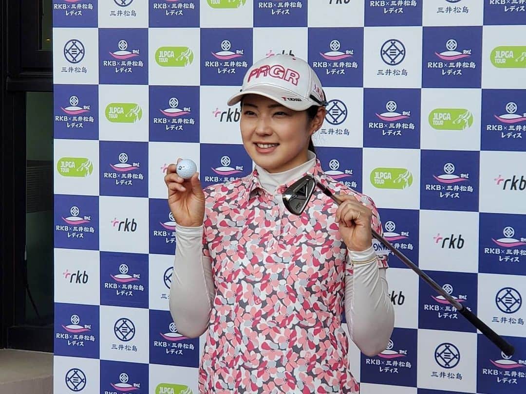 のインスタグラム：「RKB×三井松島レディス⛳️ 大会初日インスタートだったので後半に迎える2番ホール、 試合で初めてホールインワンしました🏌️‍♀️✨✨✨ 嬉しかったなぁ☺️🙏 なによりも、私のホールインワンにギャラリーの皆さんが喜んでくれたり感動してくれたのが☺️✨ もっともっとゴルフで感動を与えられるようなプレーができるようにこれからも頑張ります⛳️✊ . 2番はホールインワン賞のかかったホールではなかったのですが、 本大会特別協賛の三井松島ホールディングス様からのご好意でホールインワン賞を頂きました😭🙏✨ ありがとうございました‼️ . 動画は大会初日ホールアウト後の7i🤭 . 2023年5月12日(金) 福岡カンツリー倶楽部 和白コース 2番ホール 160y 7i」