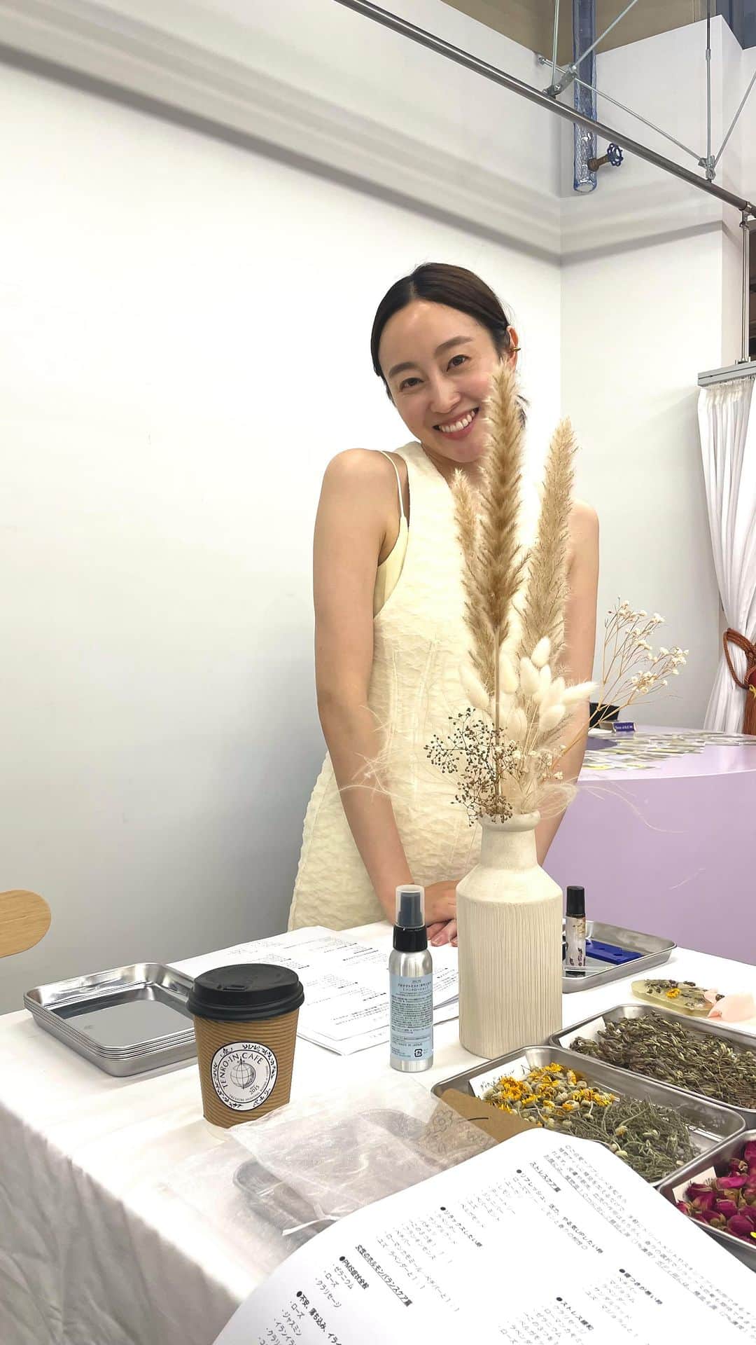 泉見祐希のインスタグラム：「Organic flower soap WORKSHOP 5.13 お越しいただいた皆さま、 ありがとうございました🤍🫧  今回は、Thanks Mother’s Day ということで、 親子で一緒に楽しめる時間や 贈り物を手作りするきっかけになったり、 自分と向き合う時間だったり そういう時間になればなと開催させていただきました💝  忙しく慌ただしく生活してると 自分にフォーカスを当てられる時間ってなかなかなくって。 なので私のワークショップでは、 私ってこういう香りが好きなんだな、必要としてたんだな、とか こういうデザインが好きなんだな、とか 心赴くまま、自分の好きと向き合う時間を過ごしてもらってます。 ロールオンアロマは 普段持ち運びたい香りのブレンドをしてもらって。 緊張したときにリラックスする香り、 頑張るぞ!という時に嗅ぎたい香り みんなそれぞれの香りを作って持って帰ってもらいました。  ひとりで参加しても その時一緒にいる参加者と仲良くわいわい取り組んだり そういう化学変化がおきるのも ワークショップの醍醐味だなぁと。 お花やいい香りを目の前にすると みんな柔らかーくなる。 本当に優しい空気感に包まれる一日でした🫧 一緒に出店してくれた ヴィーガンスイーツの @zoet.cakes  星読みの @gakugaku0315  当日話してびっくりみんな魚座♓️ 昨日のイコーランドは水槽ですね。🐠笑 　 星読みでは自分の再確認や発見をしたり。 ヴィーガンスイーツの可愛い見た目にわくわくしてプレゼントしたい方の顔を思い浮かべたり。  一緒に走り抜けてくれた @equaland_shibuya のさやかさん、さおりさん。 ヴィーガンスイーツのフィオナさん 星読みのガクさん 1日ありがとうございました🤍✨  また皆さんの心がわくわく潤う そんな会が開けたらなと思ってます。🤍  ありがとうございました。  2023.05.13💐」