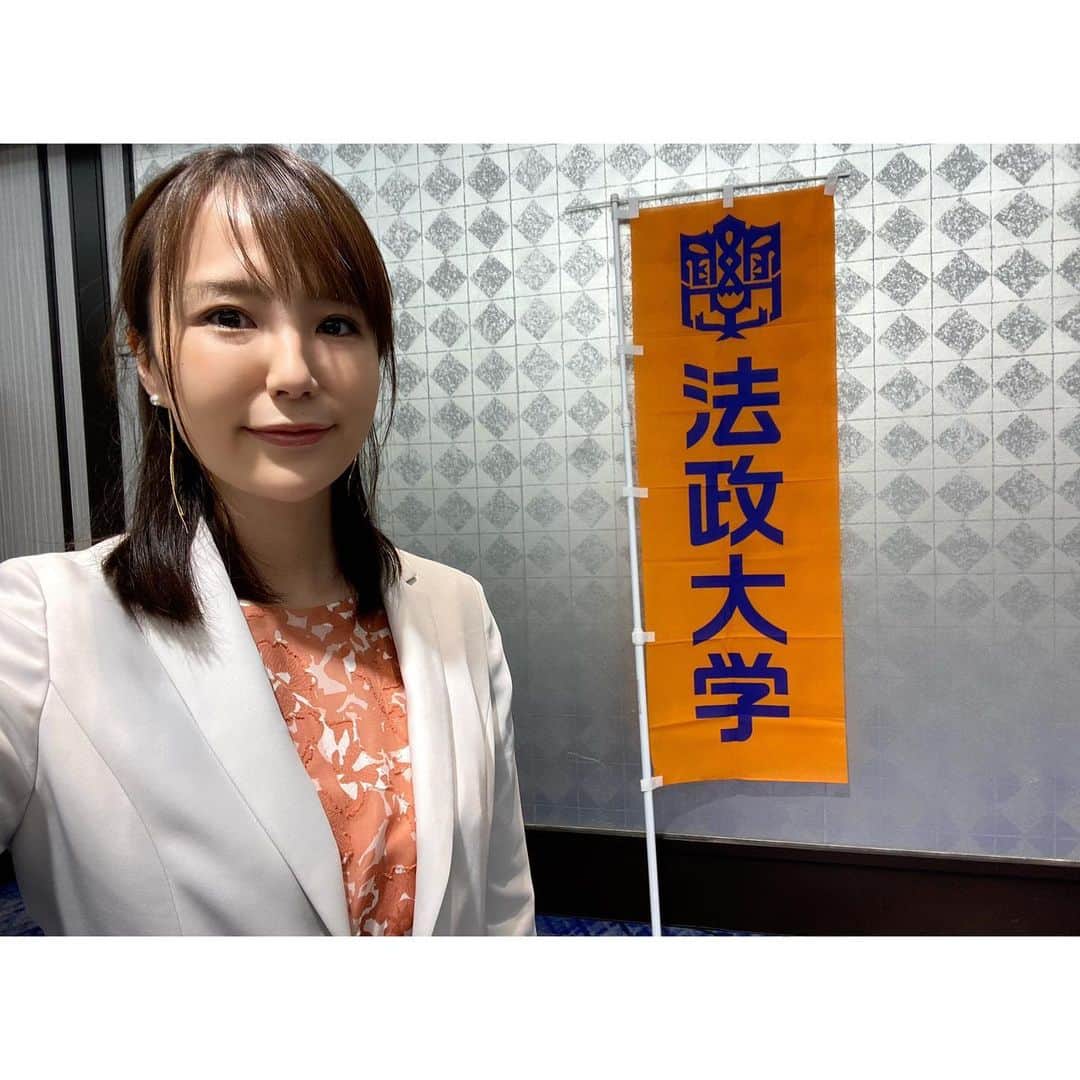 舘谷春香のインスタグラム：「今日は法政大学の東京都校友会の10周年記念の司会をさせていただきました！  錚々たる先輩たちがご出席されている会の司会をさせていただいて大変光栄でした。 先輩方にもたくさんお声掛けいただき嬉しかったです。  法政大学マンドリンクラブの演奏や、応援団による演舞などもあり華やかでした。 久しぶりに聞いた法政大学校歌は良いですね🥹チャンス法政も🥹  社会に出てからの方が、法政卒で良かったなあと思うことにたくさん出会います☺️ これからも母校を愛して生きます☺️法政おお我が母校☺️  法政の会だったのでオレンジのワンピースで🧡  #法政 #法政大学 #hosei #hoseiuniversity #市ヶ谷 #市ヶ谷キャンパス #六大学 #東京六大学 #法政大学校友会 #司会 #MC #講演会」