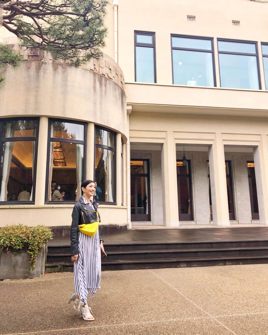 アンミカさんのインスタグラム写真 - (アンミカInstagram)「アート、音楽、食、エンターテイメントの分野を横断して一期一会な体験が堪能できる、世界巡回型イベント【PRADA MODE】の初来日に行って参りましたよ。  東京都庭園美術館館長で建築家の妹島和世さんが監修✨ 建築と庭園、アート、音楽がひとつになる、新しいかたちのコミュニケーションの場所に！  ゲートハウスギャラリーでは、名和晃平、磯谷博史、三嶋りつ惠、ナイル・ケティングらによる美しい作品が展示。  西洋庭園に設置された、西沢立衛による竹を用いた巨大なパビリオンでは、イベントが開催。美しかった！  アールヌーボーの日仏の美しい職人技とデザインの庭園美術館も堪能．ため息モノでした。。  都立美術館全体のこうした利用法が、未来にどのようにつながるのか注目です！  #ラストに再会のサプライズが！ #パリコレ学の洗練され更に美に磨きがかかったみねちゃん！」5月14日 22時23分 - ahnmikaofficial