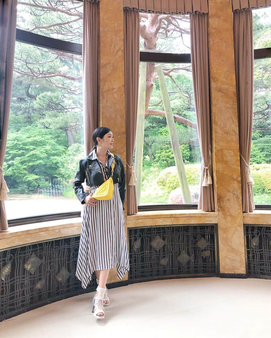 アンミカさんのインスタグラム写真 - (アンミカInstagram)「アート、音楽、食、エンターテイメントの分野を横断して一期一会な体験が堪能できる、世界巡回型イベント【PRADA MODE】の初来日に行って参りましたよ。  東京都庭園美術館館長で建築家の妹島和世さんが監修✨ 建築と庭園、アート、音楽がひとつになる、新しいかたちのコミュニケーションの場所に！  ゲートハウスギャラリーでは、名和晃平、磯谷博史、三嶋りつ惠、ナイル・ケティングらによる美しい作品が展示。  西洋庭園に設置された、西沢立衛による竹を用いた巨大なパビリオンでは、イベントが開催。美しかった！  アールヌーボーの日仏の美しい職人技とデザインの庭園美術館も堪能．ため息モノでした。。  都立美術館全体のこうした利用法が、未来にどのようにつながるのか注目です！  #ラストに再会のサプライズが！ #パリコレ学の洗練され更に美に磨きがかかったみねちゃん！」5月14日 22時23分 - ahnmikaofficial