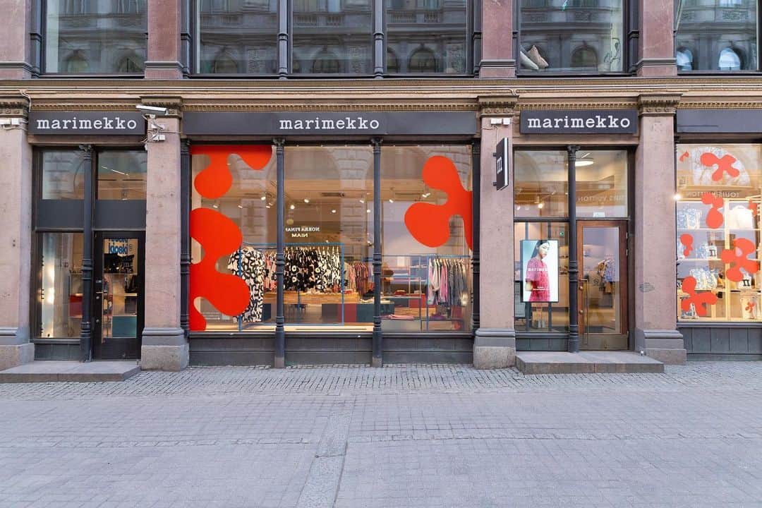 マリメッコさんのインスタグラム写真 - (マリメッコInstagram)「Hello, Helsinki! Aren’t you looking ravishing? New paint job? Clean your windows? Or is it that SS23 spirit inspired by positive vibes, daring ideas, and a finger on the pulse of tomorrow? Come and see for yourself at Marimekko Esplanade or your nearest shop. Use our store locator to find yours—link in bio.   #marimekko #helsinki」5月14日 22時24分 - marimekko