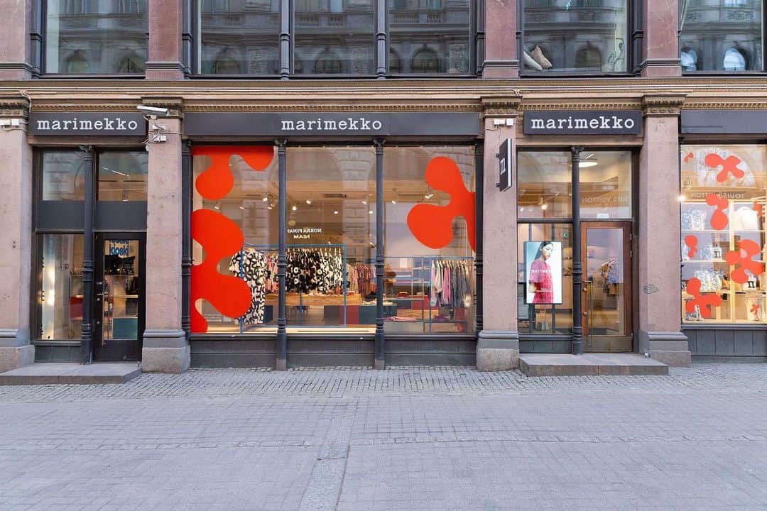 マリメッコのインスタグラム：「Hello, Helsinki! Aren’t you looking ravishing? New paint job? Clean your windows? Or is it that SS23 spirit inspired by positive vibes, daring ideas, and a finger on the pulse of tomorrow? Come and see for yourself at Marimekko Esplanade or your nearest shop. Use our store locator to find yours—link in bio.   #marimekko #helsinki」
