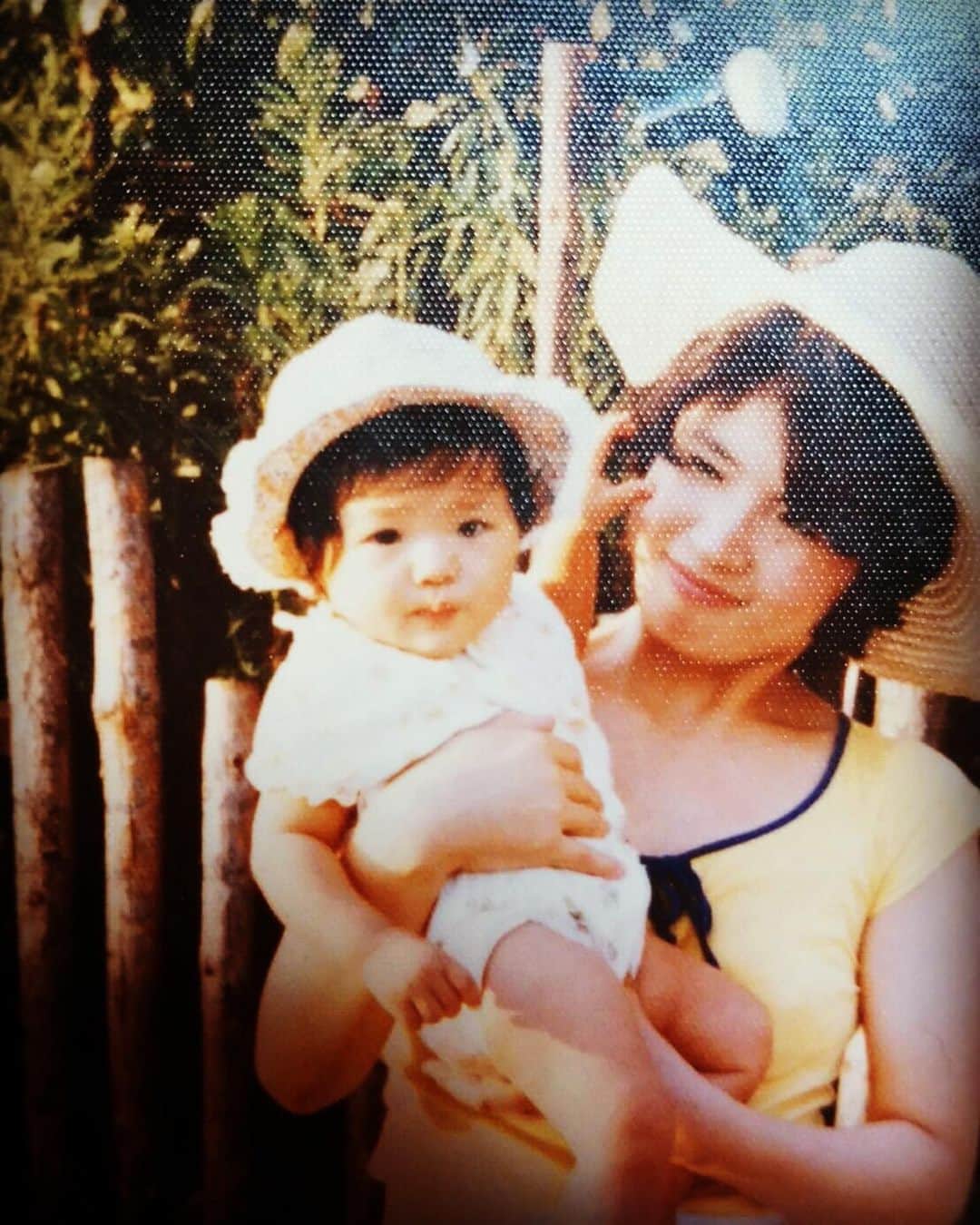 廣瀬規子のインスタグラム：「お母さんの娘として生まれて、  私も娘の母になった。  全ての人はお母さんから生まれます。  世界中のお母さんたちにありがとう。  Happy Mother’s Day ✨」