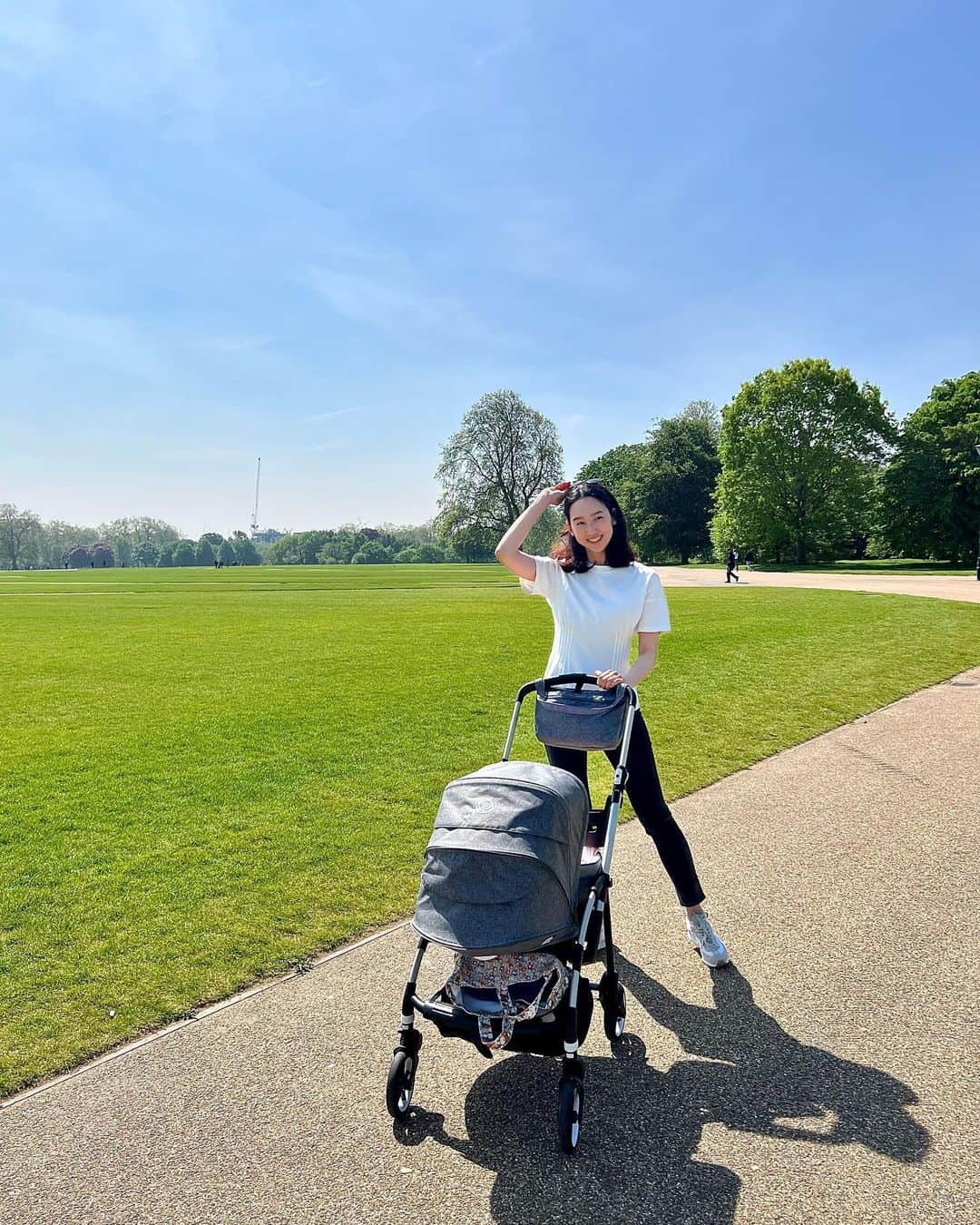 松原汐織のインスタグラム：「Happy Mother’s Day in Japan🌹 I requested my husband for shopping time and trainers instead of flowers. Anyway, I’m so grateful to my daughter and him for being a mother.  初めての日本の母の日🥰(イギリスは日にちが違います♡) 今はお花を飾る余裕がないので、1人でのショッピングタイム＋スニーカーをリクエスト。 Vejaの歩きやすいスニーカーを選びました。  早速履いて、３人でHyde Parkを散歩🌿 母にしてくれて、ありがとう💕💕  ——— Outfit Details: Sunglasses @chanelofficial  T-shirt @massimodutti (new) Jeans @the_newhouse  Trainers @veja @theofficialselfridges (new) ———  #baby #babygirl #3monthsold #mumofagirl #lovemyfam #happymothersday  #hydepark #sundaystroll  #outfit #massimodutti #veja  #bugaboo #bugaboouk #bugaboobee6  #london #thisislondon #londonlife  #出産 #海外出産 #女の子ママ  #海外子育て #イギリス子育て #ロンドン子育て  #ハイドパーク #ベビーカー #バガブー  #ロンドン #ロンドン生活 #ロンドン在住  #shioriinlondon2023」