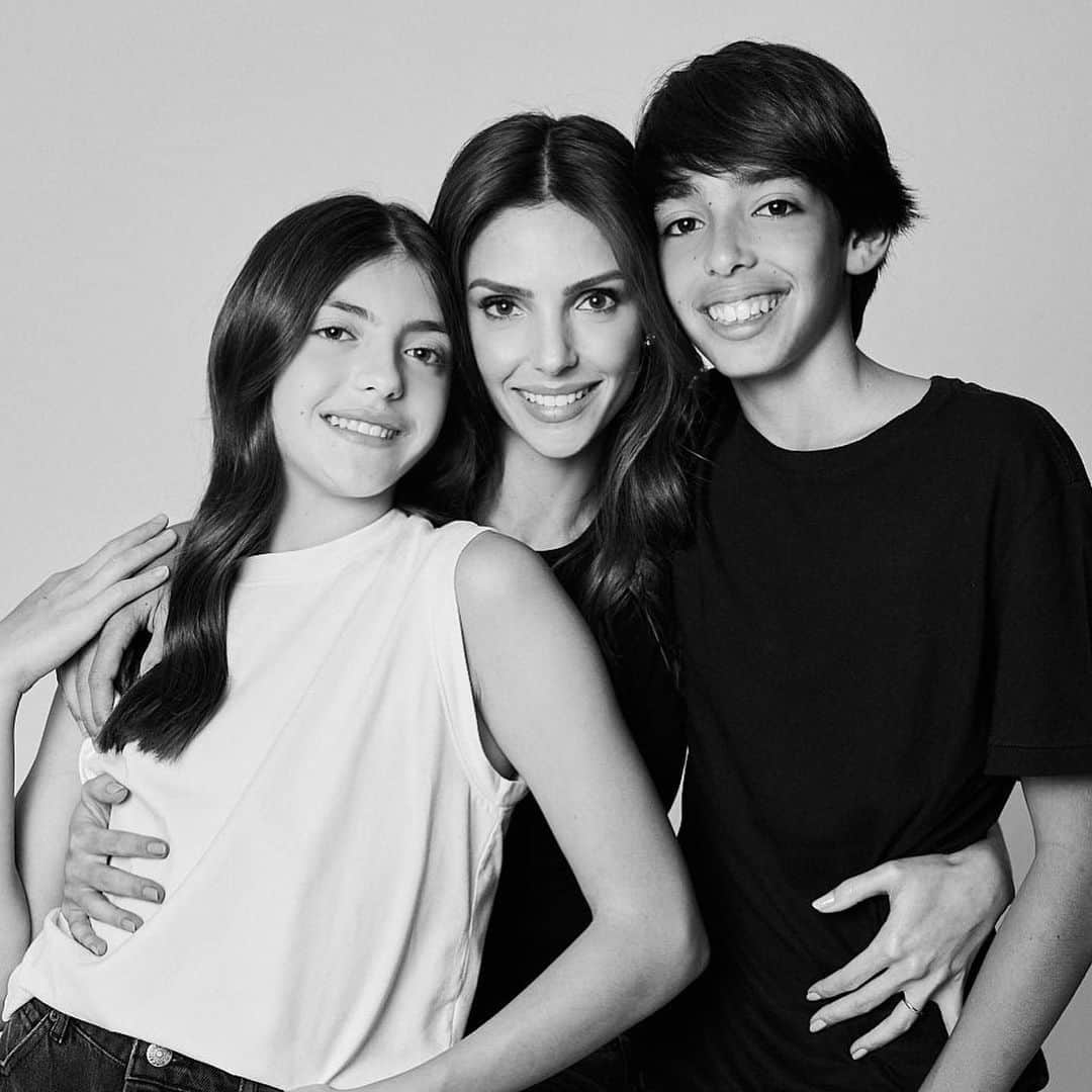 のインスタグラム：「MÃE | que gera, que dá a luz, que cria, que cuida...  Ser mãe me fez ser realizada, completa, feliz. Ser mãe deu sentido a vida de uma forma que me emociono em ver e falae dos meus filhos, de tanto orgulho que sinto de quem se transformam a cada dia.   Agradeço a Deus pela oportunidade de ser mãe, agradeço a Deus pelos filhos que ele me deu, e agradeço a Deus pela mãe que Ele escolheu para mim, que sempre fez tanto por mim, e pela vó (minha mãe duas vezes) que também fez tanto por mim.   Amo muito a família que tenho. Por ter vindo de vocês posso ser quem sou hoje. Obrigada por essa benção, obrigada por MATERNAR! 🤍   Feliz dia das MÃES!  Foto linda da querida @luizaferraz   #CaCelicoFamily」