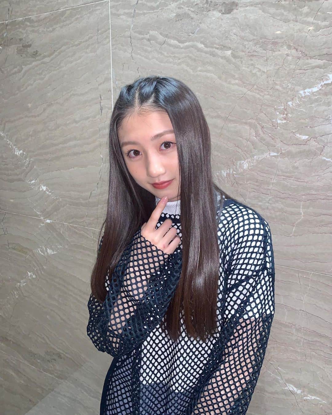 塩月希依音のインスタグラム：「あみあみ🖤  #あみあみ #メッシュ#メッシュトップス #デコ出し#前髪アレンジ #jk#ljk #05#05년생 #05line#ootd」