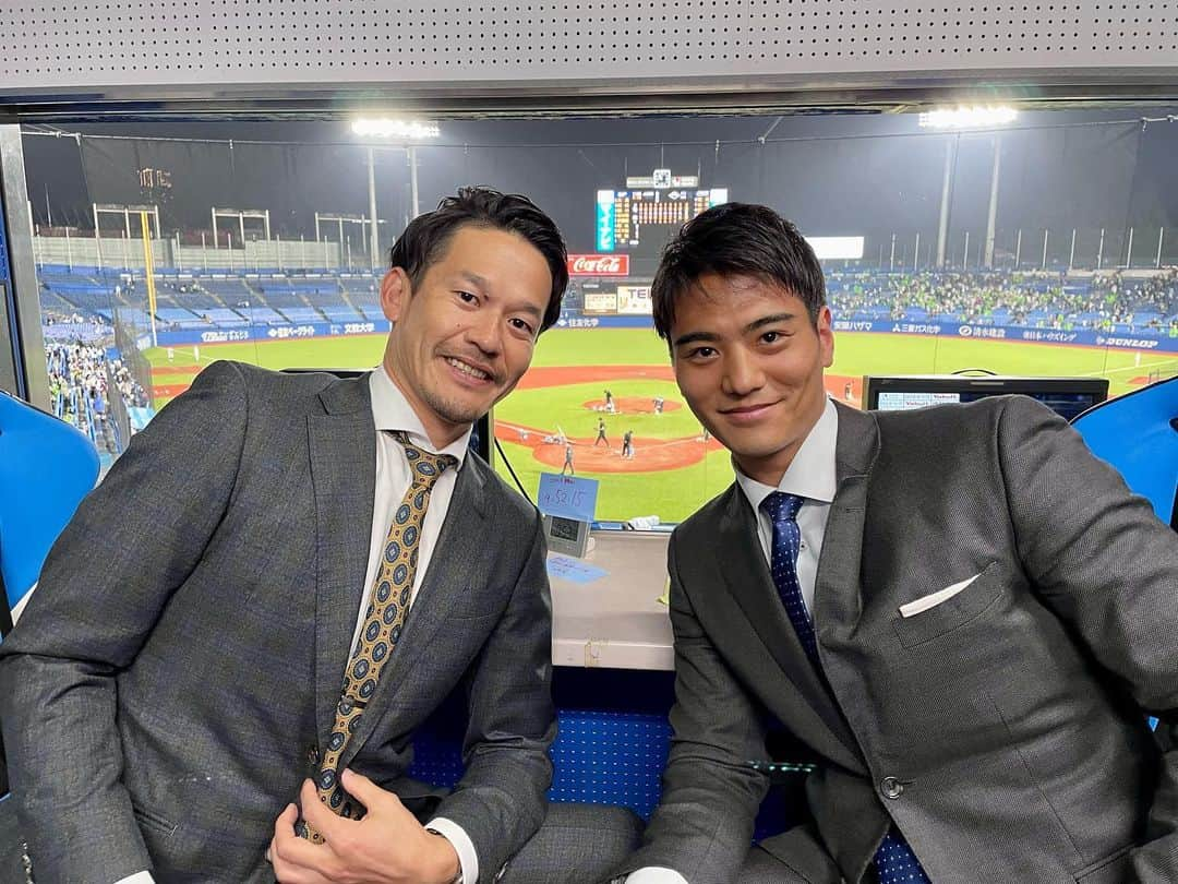 山本賢太のインスタグラム：「東京ヤクルトスワローズ対中日ドラゴンズの実況を担当しました！ 坂口さんにたくさん助けていただきました。本当にありがとうございました。  今日は母の日ということで選手もピンクのアイテムを身につけていた特別な日でした。 お母さんいつもありがとう。  #坂口智隆　さん #母の日 #ヤクルトスワローズ」