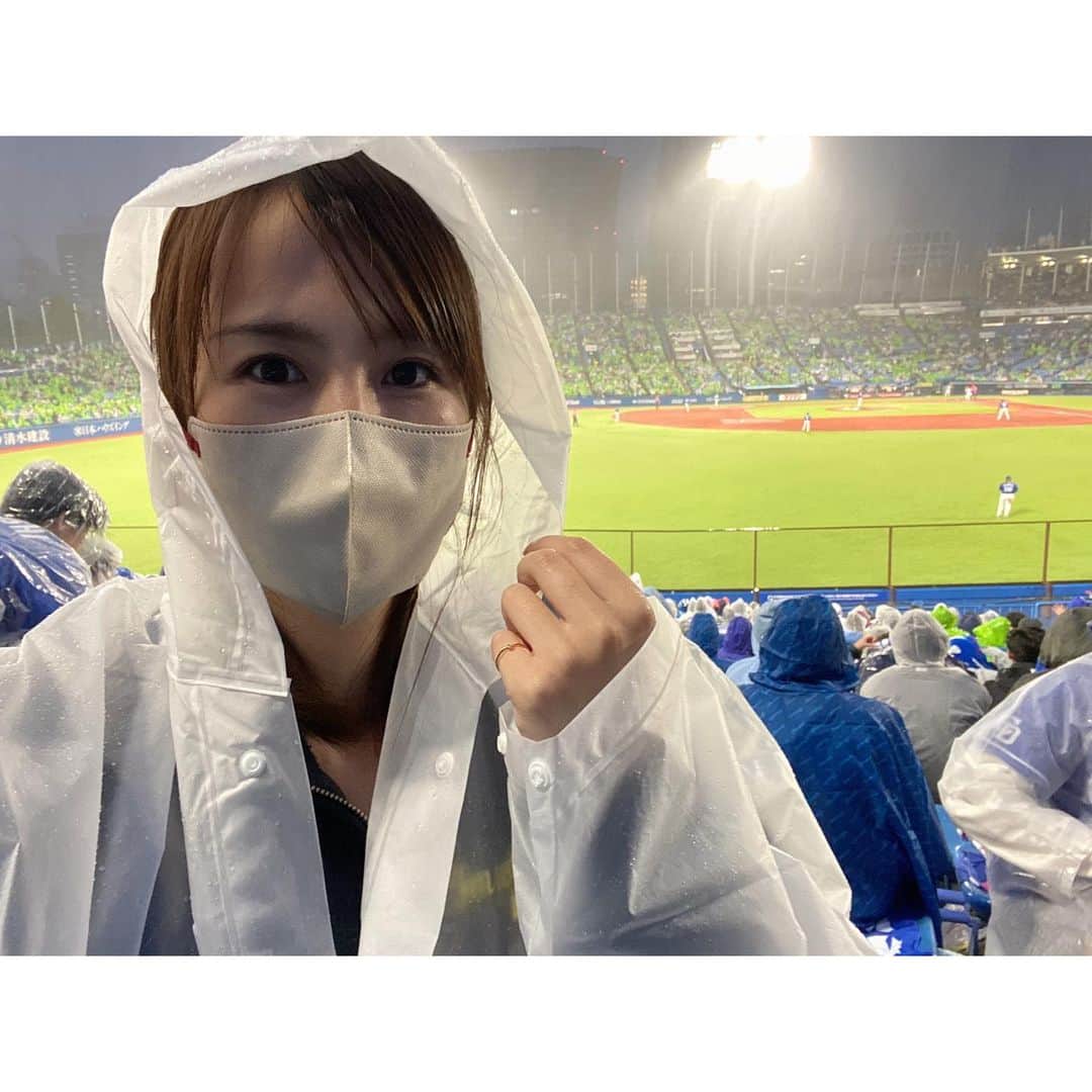 舘谷春香のインスタグラム：「夜は雨の中神宮球場で野球観戦⚾️ ヤクルトvsドラゴンズ⚾️ 今日もレフトスタンドでドラゴンズ全力応援📣  雨強くて5回くらいに一回やんで、でも大差ついてきて、ああもう途中だけど帰っちゃおうかなって一回よぎったんですが… 帰らなくて本当によかった🥲  村松選手のプロ初ホームランが満塁ホームランでもう泣きました😇号泣😇帰ろうとか思ってすみませんでした本当に😇 再び立ち上がって応援歌歌いました笑  勝てばなおよかったけど良いもの見させていただきました！最近忙しくてなかなか現地行けていなかったので、久しぶりに行けて良かった！  #dragons #中日ドラゴンズ #ドラゴンズ #ドラゴンズファンと繋がりたい #ドラゴンズ女子 #中日ドラゴンズ好きな人と繋がりたい #ドラゴンズ愛 #ドラゴンズファン #神宮球場 #プロ野球 #npb #野球 #野球観戦 #野球女子 #野球好きな人と繋がりたい」
