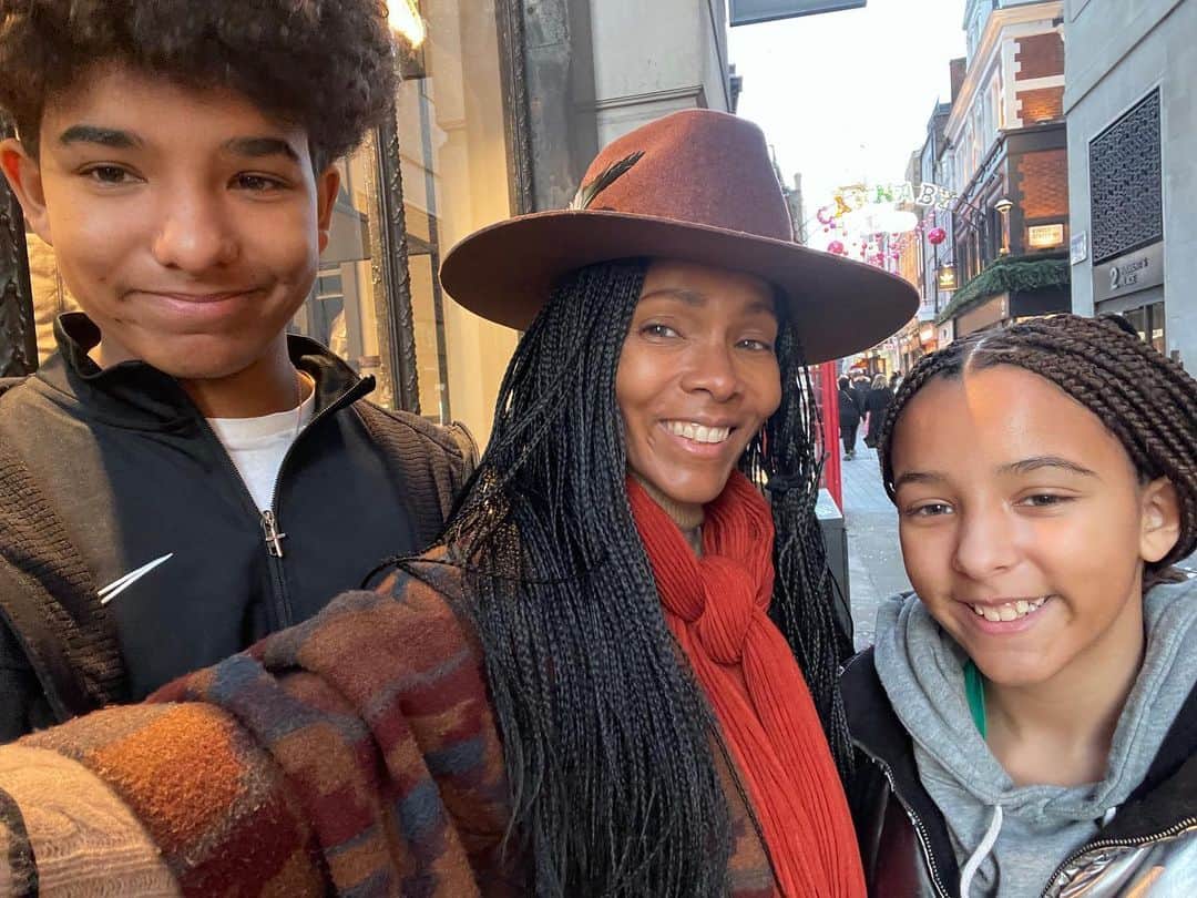 のインスタグラム：「Happy Mother’s Day to my wife who makes everyday special! We love you @kiraleansin」
