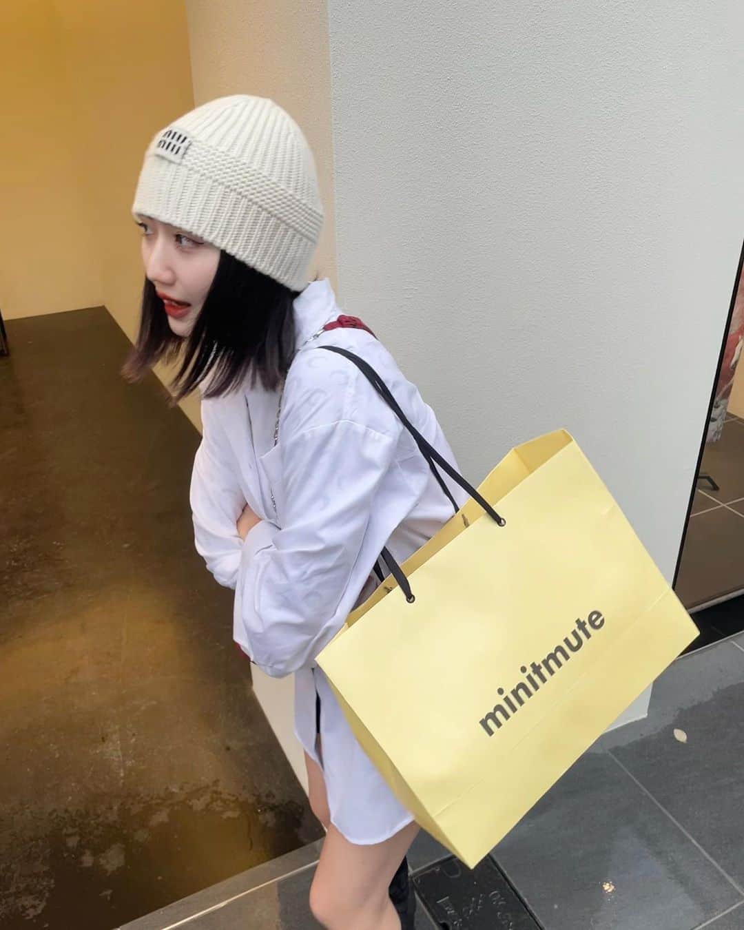 河崎みーなのインスタグラム：「사랑하는 @minitmute 🌼🤍❕  韓国旅行に持っていこ〜っと🇰🇷 . . . .」