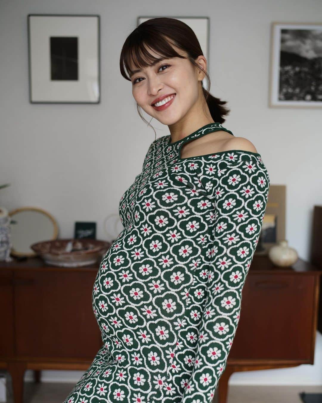 のインスタグラム：「I'm pregnant🤰 現在妊娠しています。  毎日ぽこぽこ動くいのちに、 もう自分一人の身体じゃないんだなぁと実感させられ 強くなりたいとか思ったり 言い表しようのない幸せに包まれたり、しています🫨  お仕事は今後も続けていく所存ですので、どうぞよろしくお願いします！アクティブすぎないよう気をつけます。  そして母の日 おかあさんいつもありがとう🌹」