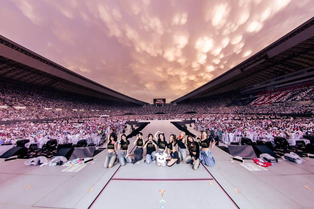 ツウィさんのインスタグラム写真 - (ツウィInstagram)「大阪で雨の中、二日間一緒に過ごすことができてとても幸せでした。私たちがharehareを歌ったからかな🌦️雨が降った後晴れてる空を見ることができましたね。とても特別で忘れられない思い出になりました♥︎ また東京で会いましょう。本当にありがとうございました！❛‿˂̵✧」5月14日 22時35分 - thinkaboutzu