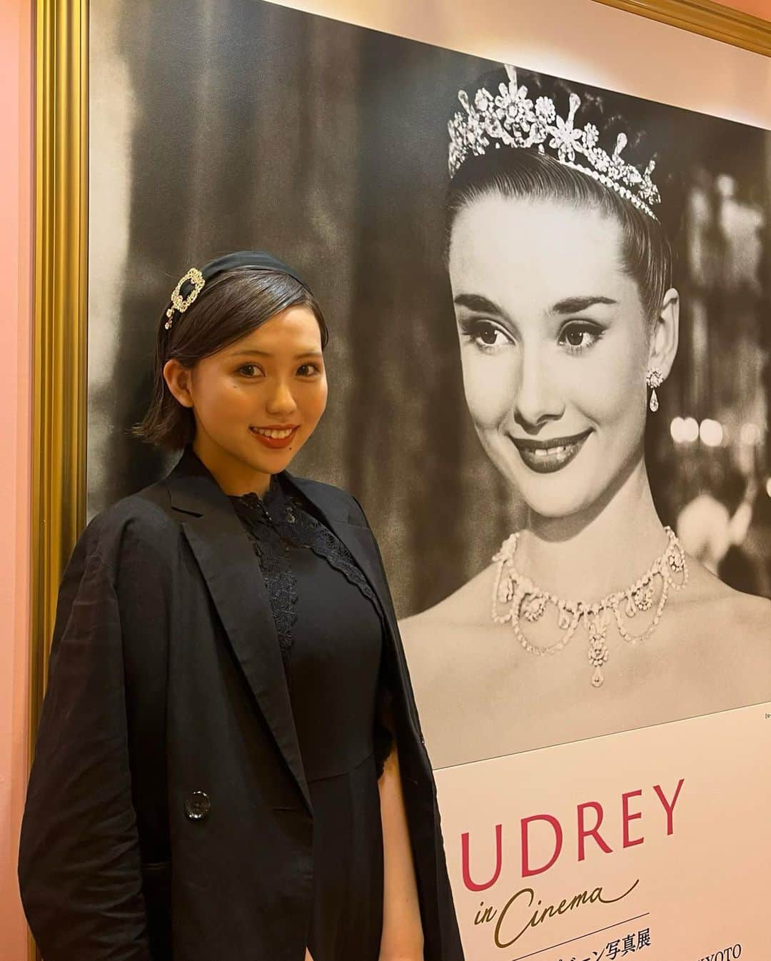 澤田桃佳さんのインスタグラム写真 - (澤田桃佳Instagram)「オードリー･ヘプバーン写真展「AUDREY in Cinema」  最終日に、行ってきました！🍦❤︎ 行けて本当良かった、とてもお洒落で可愛い空間で、とにかくお美しい…同じ女性として学び、刺激、をいただける時間でした。  アン王女を演じられている　映画　#ローマの休日　は、私が所属していた放課後プリンセスの　#秘密のティアラとジェラート という曲のテーマとなった作品であり、パフォーマンスをするにあたり何度も何度も観た映画の、初めて見るオフショットなどに、ただただ眼福でした👀💗  最後かわいいポストカードもお迎えして、、、大阪までの帰り道のドライブMusicは、勿論！秘密のティアラとジェラート一択でした🚗🎶（笑）」5月14日 22時36分 - sawadamomoka