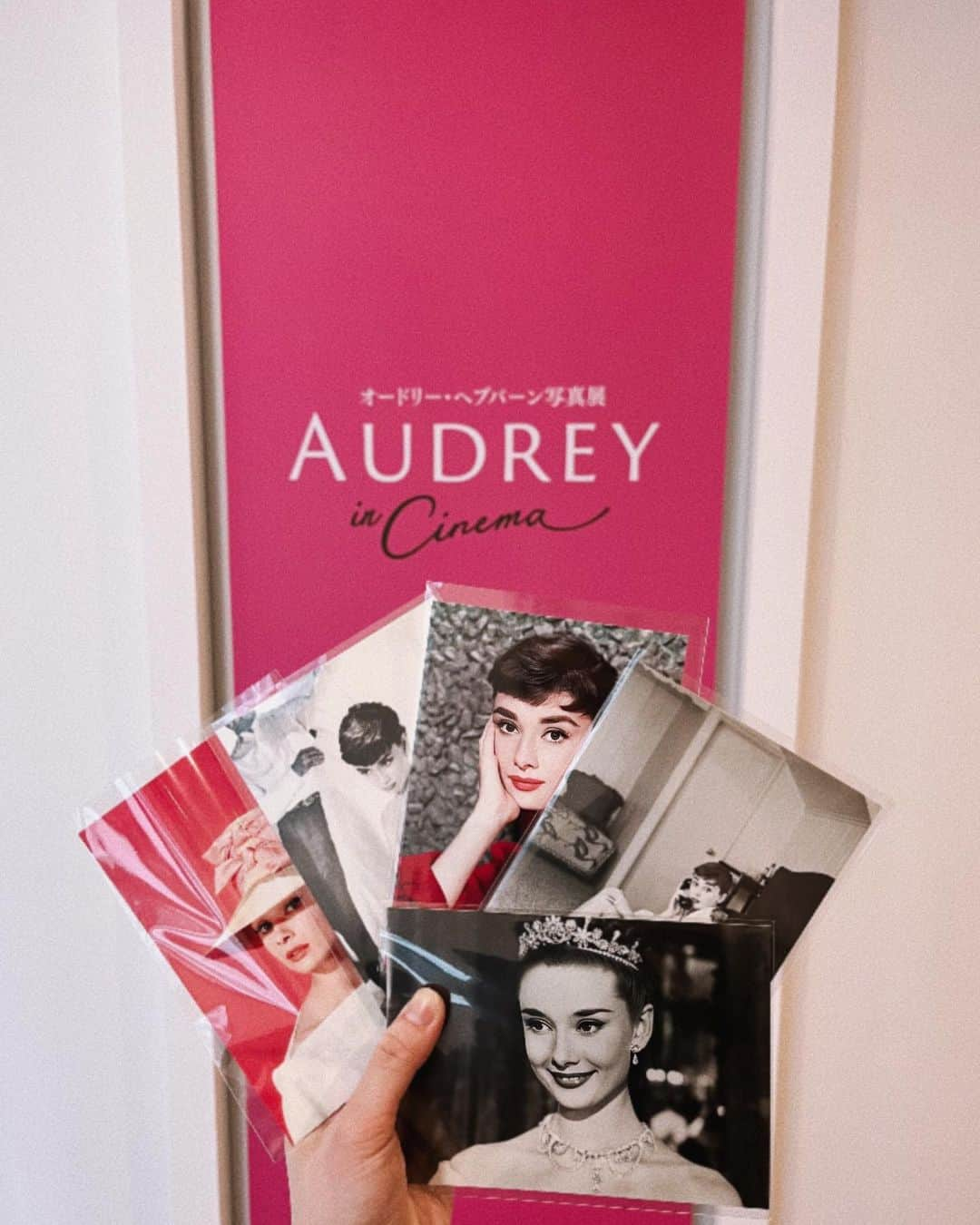 澤田桃佳さんのインスタグラム写真 - (澤田桃佳Instagram)「オードリー･ヘプバーン写真展「AUDREY in Cinema」  最終日に、行ってきました！🍦❤︎ 行けて本当良かった、とてもお洒落で可愛い空間で、とにかくお美しい…同じ女性として学び、刺激、をいただける時間でした。  アン王女を演じられている　映画　#ローマの休日　は、私が所属していた放課後プリンセスの　#秘密のティアラとジェラート という曲のテーマとなった作品であり、パフォーマンスをするにあたり何度も何度も観た映画の、初めて見るオフショットなどに、ただただ眼福でした👀💗  最後かわいいポストカードもお迎えして、、、大阪までの帰り道のドライブMusicは、勿論！秘密のティアラとジェラート一択でした🚗🎶（笑）」5月14日 22時36分 - sawadamomoka