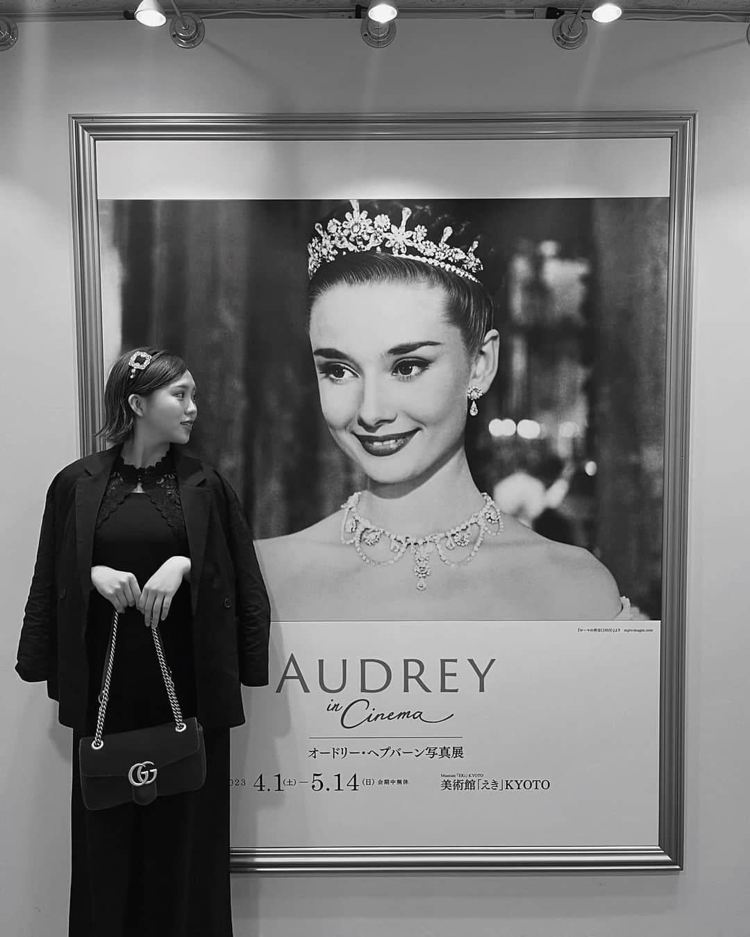澤田桃佳のインスタグラム：「オードリー･ヘプバーン写真展「AUDREY in Cinema」  最終日に、行ってきました！🍦❤︎ 行けて本当良かった、とてもお洒落で可愛い空間で、とにかくお美しい…同じ女性として学び、刺激、をいただける時間でした。  アン王女を演じられている　映画　#ローマの休日　は、私が所属していた放課後プリンセスの　#秘密のティアラとジェラート という曲のテーマとなった作品であり、パフォーマンスをするにあたり何度も何度も観た映画の、初めて見るオフショットなどに、ただただ眼福でした👀💗  最後かわいいポストカードもお迎えして、、、大阪までの帰り道のドライブMusicは、勿論！秘密のティアラとジェラート一択でした🚗🎶（笑）」