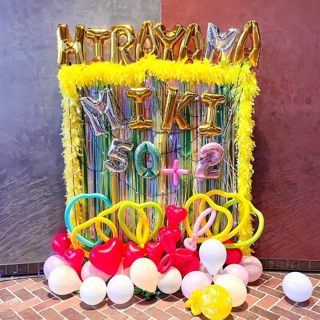 野宮真貴のインスタグラム：「. 平山みきさん、 50+2周年コンサートin京都 おめでとうございます！  子供の頃に憧れていた方と共演できる幸せ。 みきさんの歌の表現力は本当に素晴らしい。 筒美京平さんが愛したという歌声は今も健在でした。  50年の集大成であり、最新型の平山みきを堪能できるライブは見応え充分！ 次回は東京！ みなさん是非来てくださいね。  6月7日（水）18:00開演 渋谷区文化総合センター大和田 さくらホール  @yokohama.kiki   #平山みき #52周年#アニバーサリー#野宮真貴#missmakinomiya」