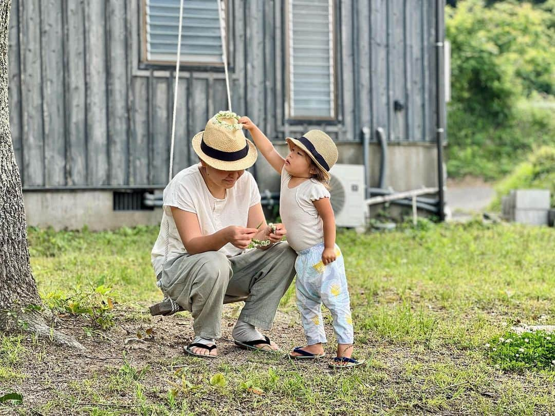 福田基広さんのインスタグラム写真 - (福田基広Instagram)「母の日❤️ ぼくがヘルニアの関係で、日曜は自宅敷地から出ることなく過ごした福田家🏠  シロツメクサで冠を作り、ママにあげているテンちゃん👑 ほんと、日々表現が広がっててびっくり。  今年も平和な母の日を過ごしました。 みなさんはどんな母の日を過ごされましたか？ｳﾌﾌ  ママちゃん、いつもありがとう！ オカン、ばぁばありがとう！  世の中のお母さん、お疲れ様です💐 #母の日 #ありがとう」5月14日 22時38分 - fukudamotohiro_official