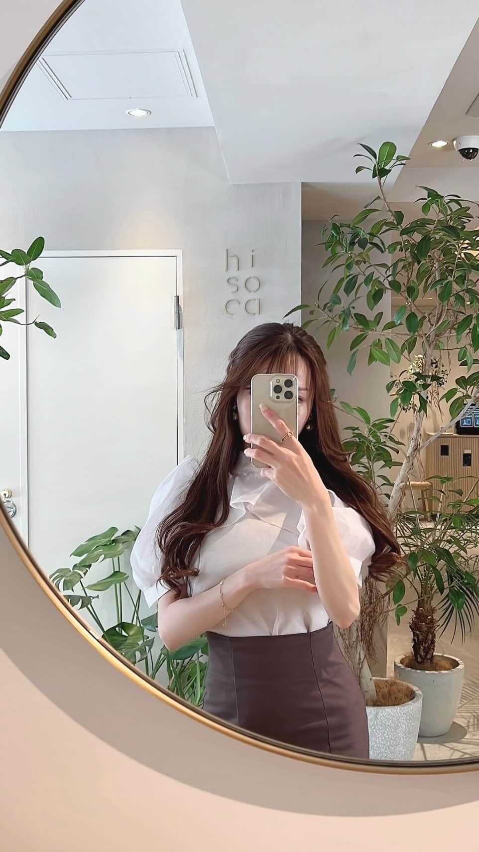 のインスタグラム：「#snidel でデートコーデ👗💕 　 池袋の可愛すぎるホテル @hotel_hisoca の併設カフェと 目の前にある可愛いパン屋さん @brasserie_laiton へ行った日🥐 　 池袋にこんなにおしゃれで可愛いホテルがあるなんて💐 カフェもとっても可愛くてまた行きたい🥹💕  コーディネート詳細🫶 ブラウス @snidel_official  スカート　@grl_official  バッグ　@cafune.official      #nofilter iphone original    GRL skirt 品番 rut596 パンプス品番　zr929  #スナイデル#グレイル#grl#grl購入品#grlコーデ#カフネ#cafuné#hisoka#池袋カフェ#池袋ランチ#デートコーデ#デート服」