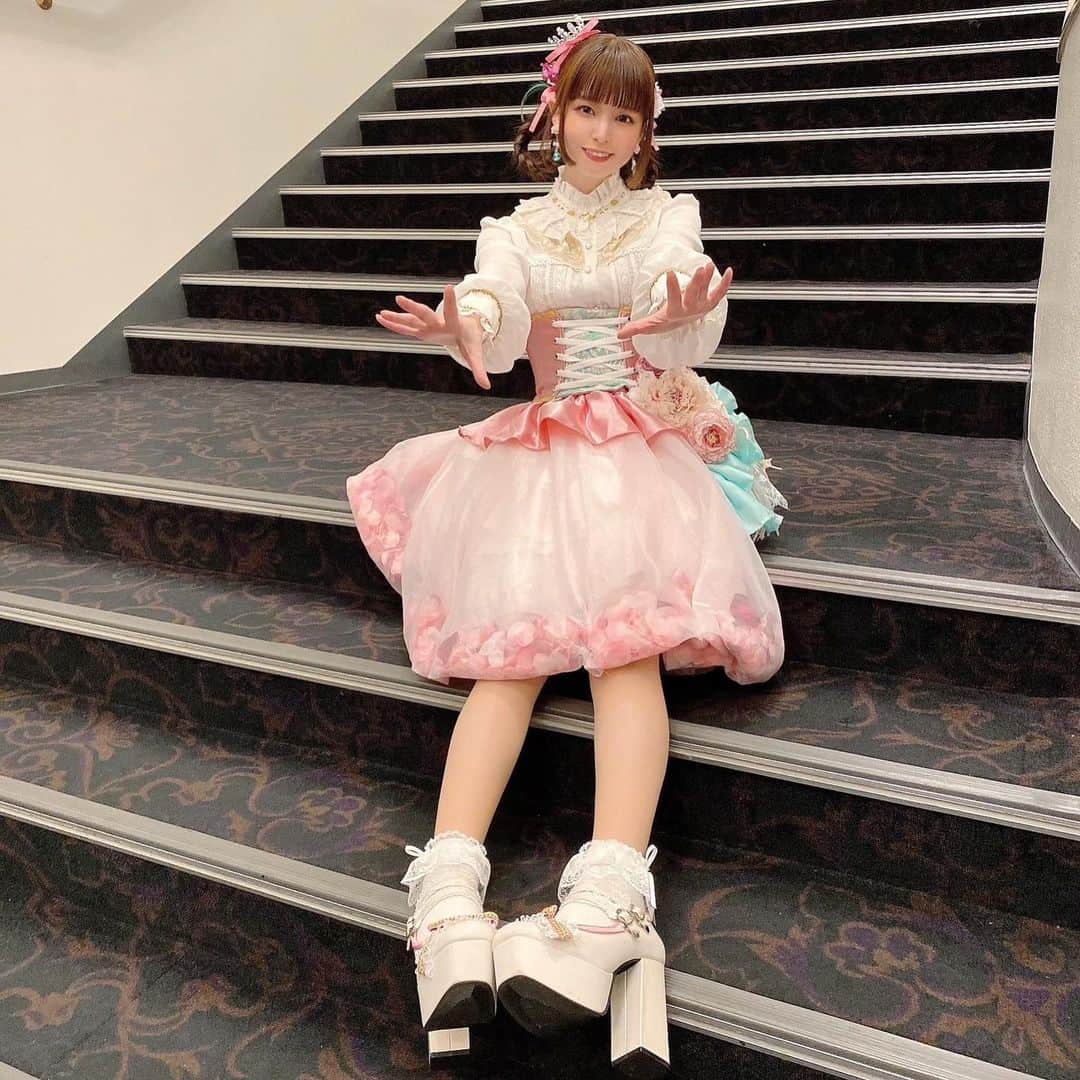 春奈るなのインスタグラム：「#ユアマジェライブ 最高に楽しかった🎉  ハーフアニバーサリー & ルルとクララケリーのお誕生日もお祝いできて嬉しさでいっぱい🥹💖  本当に楽しくて幸せなライブでした✨  お越しくださった小役人の皆様、 オンラインで参加してくれた小役人の皆様、 有難うございました💖  写真沢山撮ったので追々載せてくね🥳✨  #ユアマジェスティ  #ユアマジェ」