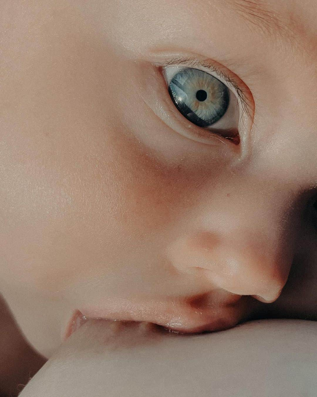 Vogue Italiaさんのインスタグラム写真 - (Vogue ItaliaInstagram)「Oggi celebriamo la “Festa della Mamma” con una serie di fotografie tratte dal primo libro di @eyemamaproject: un portfolio di oltre 200 foto realizzate da fotograf* di tutto il mondo che si identificano come mamme per raccontare ciò che è spesso invisibile: ombre e luci della genitorialità, l'amore e le difficoltà e, soprattutto, le verità poetiche personali di quest* artist*. Una costellazione di visioni per ricordarci che la maternità si esprime in diverse forme e tutte sono degne di attenzione."Eye mama" è una piattaforma fotografica creata dalla regista e fotografa Karni Arieli @karni_and_saul durante la pandemia, quando tutti nel mondo erano in isolamento e trascorrevano più tempo in casa, spesso consumati dal lavoro di cura.  Crediti: 1 @ludovica_anzaldi 2-3 @paolalizarazo  4 @dolaposh 5 @amywoodwardphoto 6-7 @MariaJHackett 8 @shindy.lestarii  9 @lisa.sorgini 10 @ldevun」5月14日 22時48分 - vogueitalia