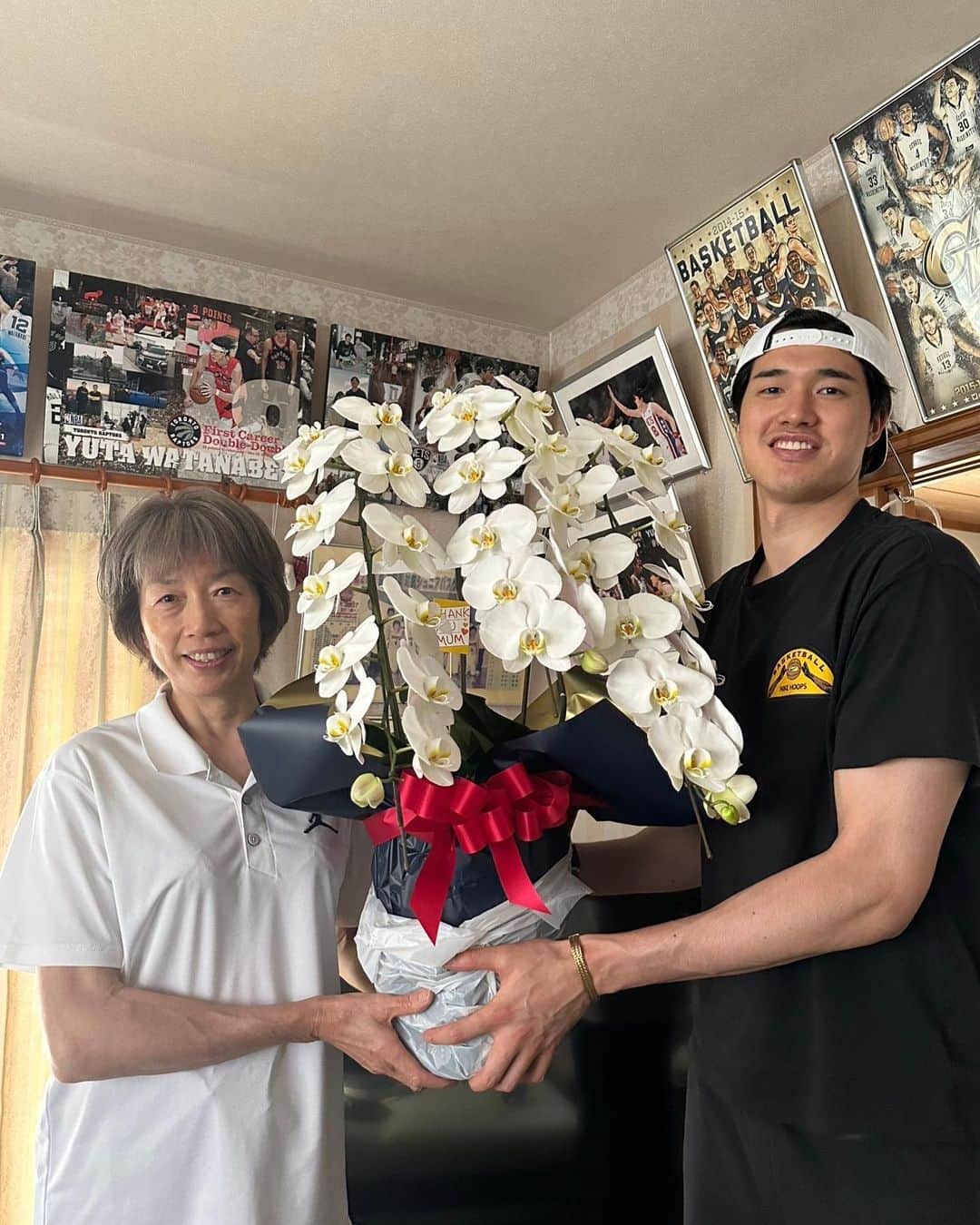 渡邊雄太のインスタグラム：「Happy Mother’s Day 😁  母の日」