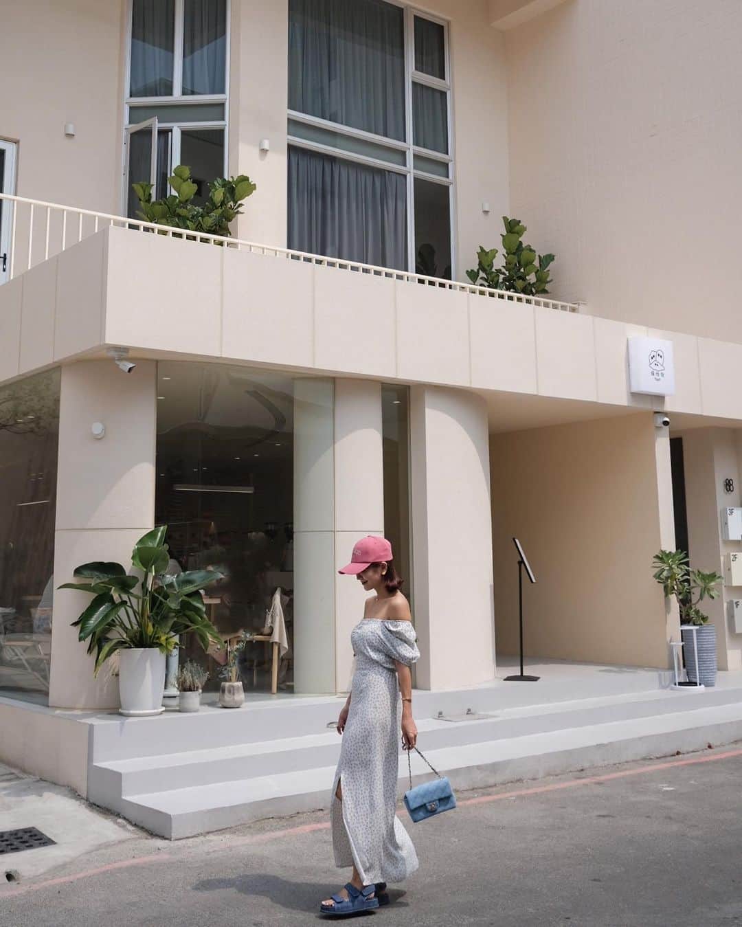 郭圈圈のインスタグラム：「每週六固定行程： 跟阿恩吃早午餐後回去 @marule.official 上班💼 沒意外的話6點下班 然後問阿恩晚餐想吃什麼 晚上再來煩惱要看什麼Netflix🤣 - 但其實這篇發的是三週前😆剛從韓國連線回來的那週，不得不說我們家連線新品真的美瘋🔥 都還可以追加喔💪🏻官網下單 🔗marumarulea.com 帽/洋裝/涼鞋/耳環/項鍊/墨鏡⬆️ - 早午餐是這間 #塔作伙 @pssststudio  📍台南市安平區怡平路442巷88號 咖啡蠻好喝☺️ 餐點走健康路線💚口味還不錯 但蛋白的料理方式對我個人來說太生了 比較不愛🫣 或許下次可以試試甜點🤎」