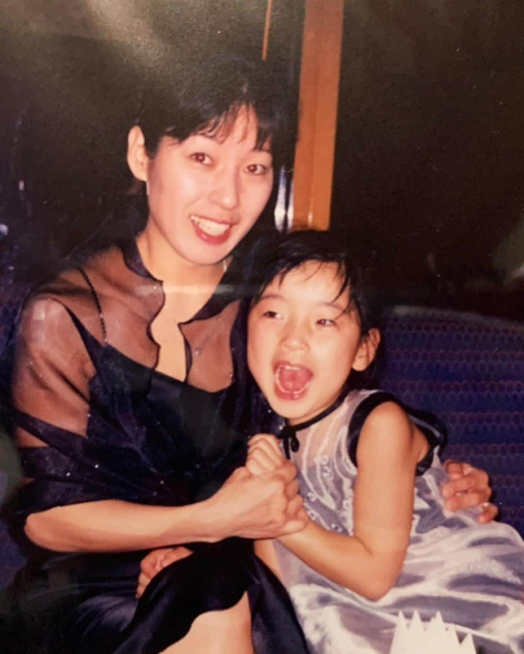 佐伯霞のインスタグラム：「MOTHER's DAY🌷  ヒョイヒョイ孫の慈や結を抱えて 振り回して、追いかけ回して 遊ぶおばあちゃんおらんと思う。 バケモン元気なまま😍  ありがとうの言葉じゃ多分足りへん  ほんまに頼りなる存在すぎて 24時間３６５日頼ってる  ありがとう  無理はせずに 元気でおってください  #最近インスタデビュってたから多分この投稿も見るはず  #タグ付けなんかしたらなにこれ？！なんかきたよ！？て電話してきそうやからタグ付けわやめとく。」