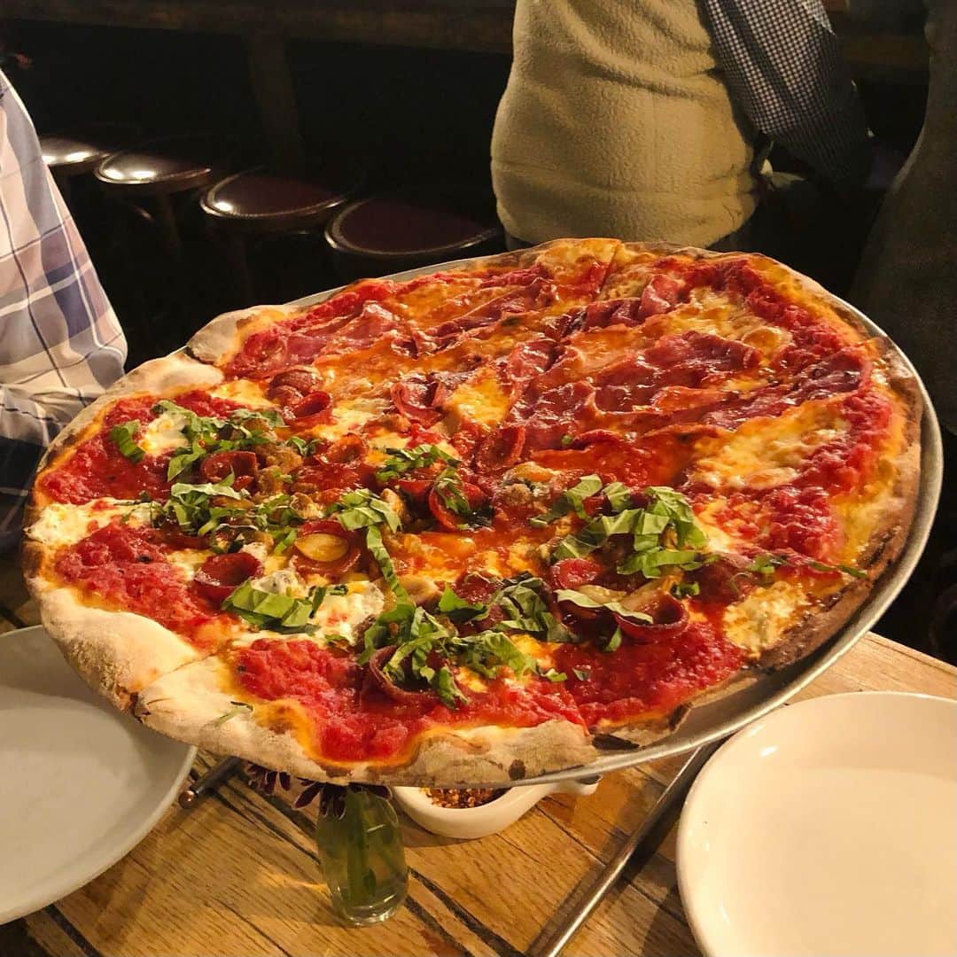 岡田育のインスタグラム：「Just because @rubirosa_nyc was open… supreme, honeypie, and  🍕🍻🍕 昼 = lunch 酒 = beer 🍻 🍕🍻  いつも行列の人気店が平日午前中ぽっかり空いてたので、飛び込んで突然の昼ビール。の話も日記に書きました。なんとかブログとInstagramの足並みを揃えたいものである。  #rubirosanyc  #newyorkpizza」