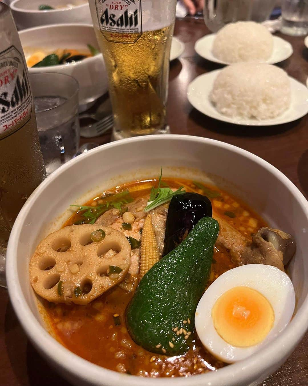 ヘリンのインスタグラム：「Tokyo🍽️  📍 シャンティ 高田馬場店 (샨티카레)  - 스프카레 도쿄에서 스프카레 NO.1 현금밖에 안되지만 일본 여행 중에 매콤한것 땡긴다 하면 무조건 가는곳 맵기 정도 선택할수있고 기본적으로 닭다리가 들어가있는 닭다리스프카레 많이 먹고 토핑추가가능 다른 사이드  메뉴도 평타이상 굳 ~  📍우나테츠  -  와 여기 히쯔마부시 진짜 맛있어요.. 장어뼈를 에피타이져로 시키고 소금장어 히쯔마부시는 얼마 없는데 여기 있.  어서 시켜보니 끝에 오차츠케에 유자 넣어주는 센스 보니까 미쳤구나 싶었던곳   📍 そばハウス 大自然 (소바하우스 다이시젠) - 아사쿠사쪽 소바식당 일본에서 소바먹은곳중에 저렴하지만 면자체가 너무 맛있고 덴푸라도 튀김옷이 얇아서 재료자체가 맛있었던곳 이곳도 현금필수 , 옆에 코토부키유 목욕탕이있는데 작지만 노천도 있고 일본 목욕 체험하고 싶다하면 이곳 괜찮아요 (한국어 자판)도있어서 렌탈하는 목욕장비도 있기때문에 간편하게가도 가능! 수건은 카운터에 돌려 드리면 됩니다.~ 한국처럼 반환통 없어서 처음엔 당황  📍야키니쿠 돈돈  - (파가 올려진 소혀구이)+ 밥 + 김치는 조금 단편이라 오이 무침시키는걸 좀 더 추천!  📍지로마루  - 서서먹는 야키니꾸 집이라 호불호가 있을수는 있지만 혼자먹기도 좋고 야키니꾸 질자체나 가격좋음!  📍Trattoria Ciaoro - 이태리음식이 먹고싶다! 하면 이곳 라자냐가 너무 맛있고 수제 소세지 오자마자 주는 에피타이져 마져 감동…와인도있고 하이볼도 있고 여러가지 술이있으니까 좋아요!    예약하고 가는게 좋긴하지만 일본어가 안된다면 워크인도 좋은곳 다만 서서먹을수도 있음  📍노가타 만두 - 이번 도쿄 교자 NO.1 치즈교자 야끼교자 맛있고 탄탄맨 교자는 좀 느끼해서 1개 먹으면 좀 물렸지만 맛있었음! 닌니쿠(마늘) 더 달라그래서 식초+후추찍어서 교자에 마늘올리고 먹으면 너무너무 맛있는곳  📍모코 탄멘 나카모토 신주쿠 -  컵라면으로 나올만큼 가게가 유명한곳 한국 매운부심 잠시 내려놓으시고 여기는 맵덕이라면 북극라멘 시키세요  마파두부 라멘은 신세계일거야」