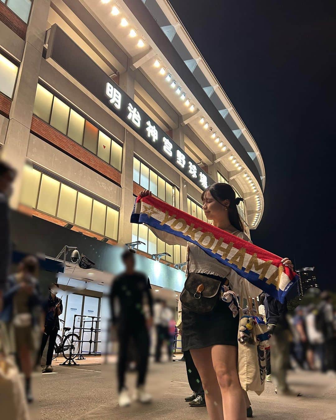山口みらんのインスタグラム：「⚾️🌟🏟    #横浜denaベイスターズ  VS #ヤクルトスワローズ   17-7 勝利🎉  GWに野球観戦してきたよ💖🙌  去年のI☆YOKOHAMAのコラボをきっかけにベイスターズの試合をちょこちょこ観戦しに行ってます✨  あと、このタオルみたいに公式のコラボ応援グッズがあるととても応援しやすい·͜· ♡ ベイスターズの試合でも少しマリノスのアピールを出来るのもとても嬉しい♡  スタジアムにはコラボユニを着てる人も結構見かけて嬉しかった♡  最近はVTuberのにじさんじのコラボをきっかけに沢山の人がJリーグ初観戦をしてくれたように、こういうコラボってとても大切なんだなと強く感じました- ̗̀ ( ˶'ᵕ'˶) ̖́-  野球のルールも結構分かってきたしね♪ ♬ ヾ(´︶`♡)ﾉ ♬ ♪  私はどちらかというと、野外で気持ちよくお酒を飲みに野球観戦に行ってるイメージです🍺( ¯꒳​¯ )ᐝ  野球は試合時間が長いから沢山飲んじゃうよね(´-ω-`)今回は私は4杯でした⚾️  ビールの売り子さんも沢山いるし、ビールの種類も豊富だし、スタグルはスタジアム内にかなり沢山ある…  そして、ずっと集中して観戦というよりは少しラフな気分での観戦  サッカーで慣れてると沢山の驚きがありますね(￣▽￣;)  今回はベイスターズが17点も入ったから終始忙しく試合に釘付けでした⚾️💕︎  勝利試合を見れて嬉しかったです- ̗̀ ( ˶'ᵕ'˶) ̖́-   #野球観戦  #野球  #横浜  #横浜ベイスターズ  #ベイスターズ  #明治神宮野球場  #野球応援  #yokohama  #baystars  #明治神宮外苑  #明治神宮」