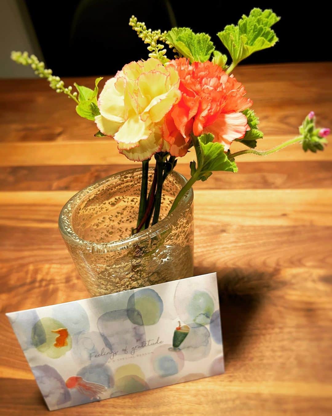 名塚佳織さんのインスタグラム写真 - (名塚佳織Instagram)「💐  #母の日 家族から 可愛いお花と お手紙をいただきました♡  こちらこそ いつもありがとう♡  全国のお母さんも 毎日お疲れ様です♡」5月14日 22時57分 - nazuka_kaori424