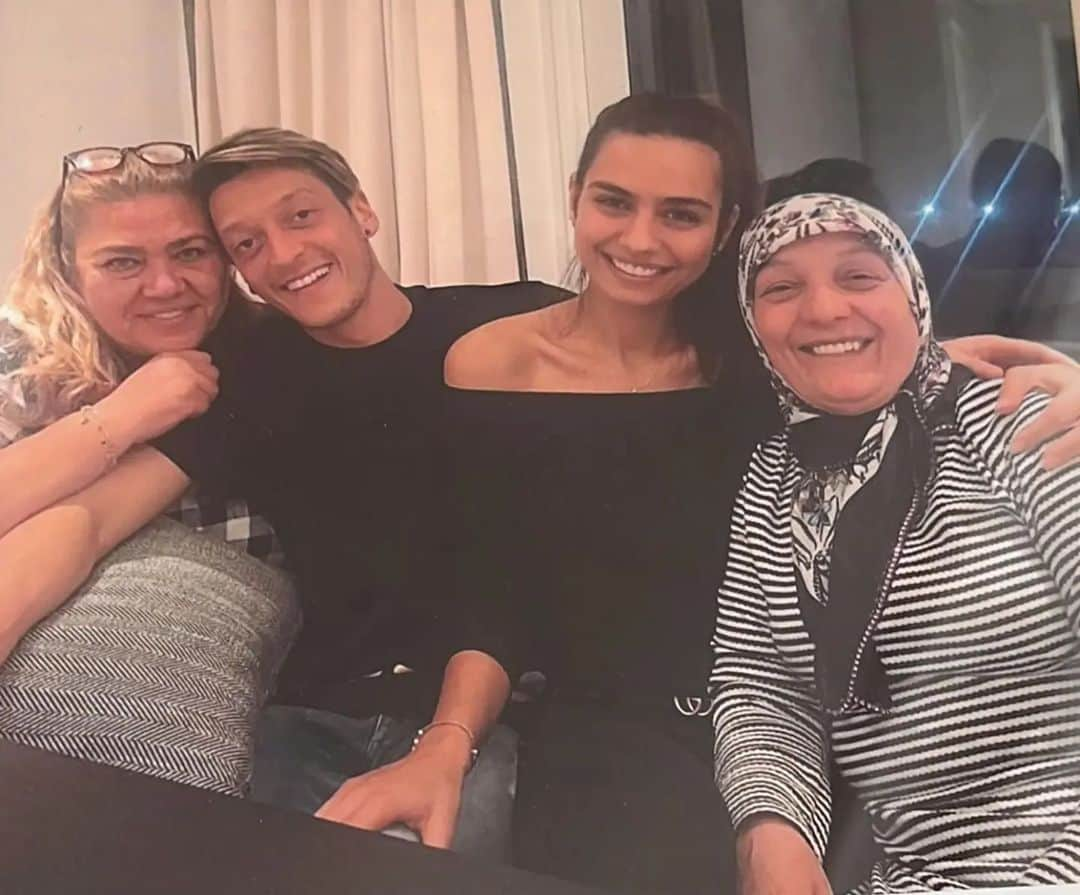 メスト・エジルさんのインスタグラム写真 - (メスト・エジルInstagram)「Tüm annelerin anneler günü kutlarım iyki varsiniz 🤲🏻❤️ || Happy mother's day to all mums out there ❤️💐」5月14日 22時57分 - m10_official