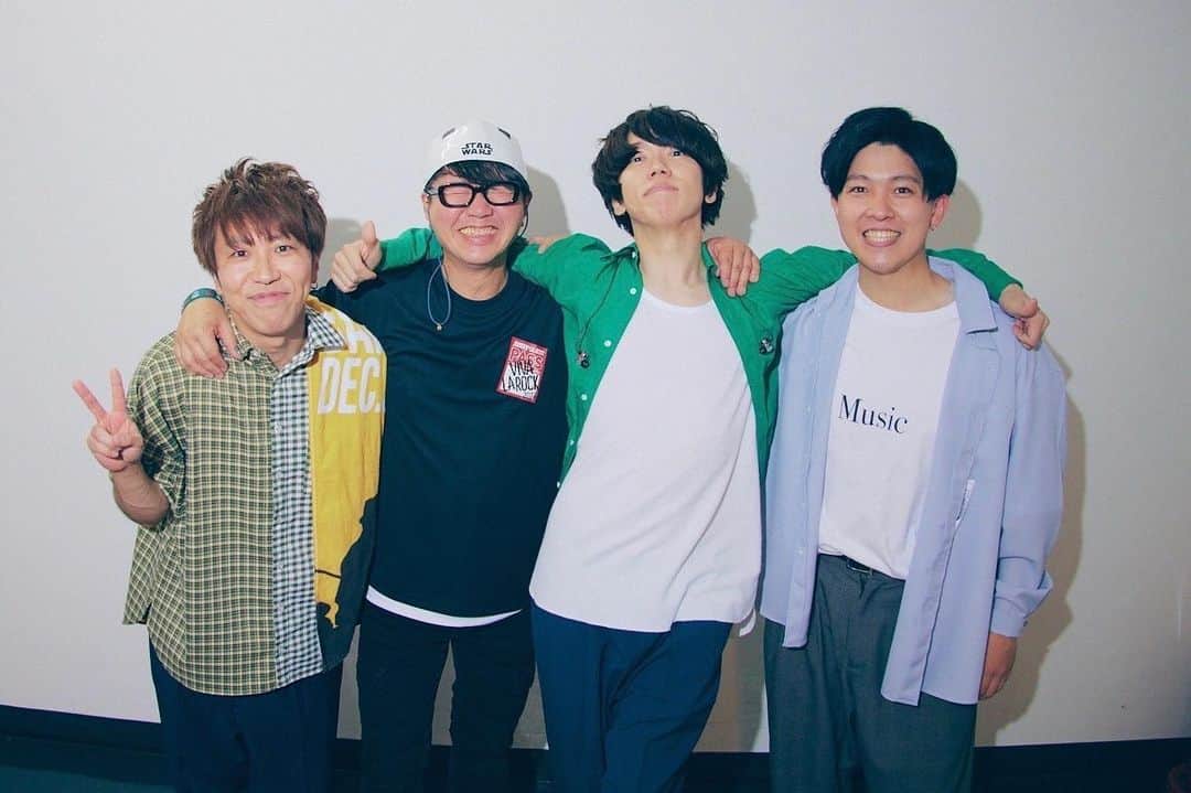 鹿野淳のインスタグラム：「sumika、10周年記念ハマスタワンマンに行って来た。  果敢な挑戦多数。 アクシデント多数。 降水多数。 名曲多数。 金言多数。 愛と労りとエール最多数。  こんな想定外に満ちたスタジアムワンマンを観たのは初めてじゃないかな。 メンバー4人、ゲストプレイヤー、スタッフ、33000人のファン、みんな本当に頑張った！　奇跡は本日ここに起こった。 今日のライヴは終わりでもあったけど、何よりも始まりのライヴだった。  写真はビバラ終演後。笑顔で帰っていったのが本当に嬉しかった。」