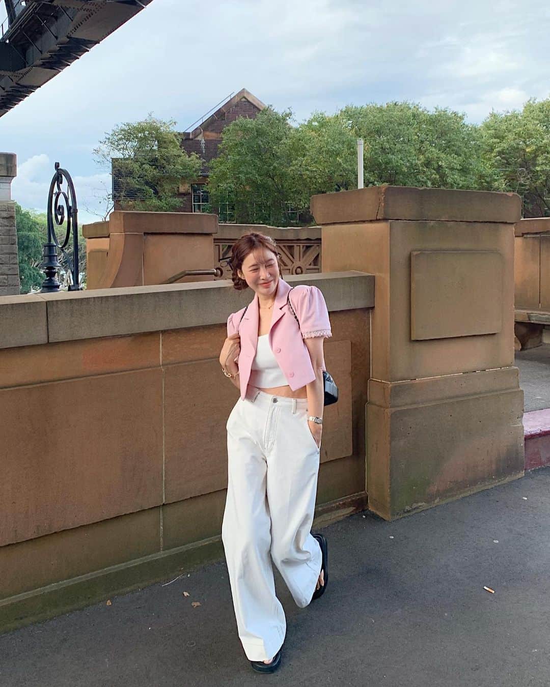 nanaのインスタグラム：「요로코롬 예쁜 핑쿠가 있냐옹 딸기우유 같은 나흐나흐  “스무디” 자켓💗 가볍고 독특한 소재에 소매끝 레이스가 특별함을 선사할것이야요  함께 매치한 아이템은 곧 업뎃예정 입니다옹」