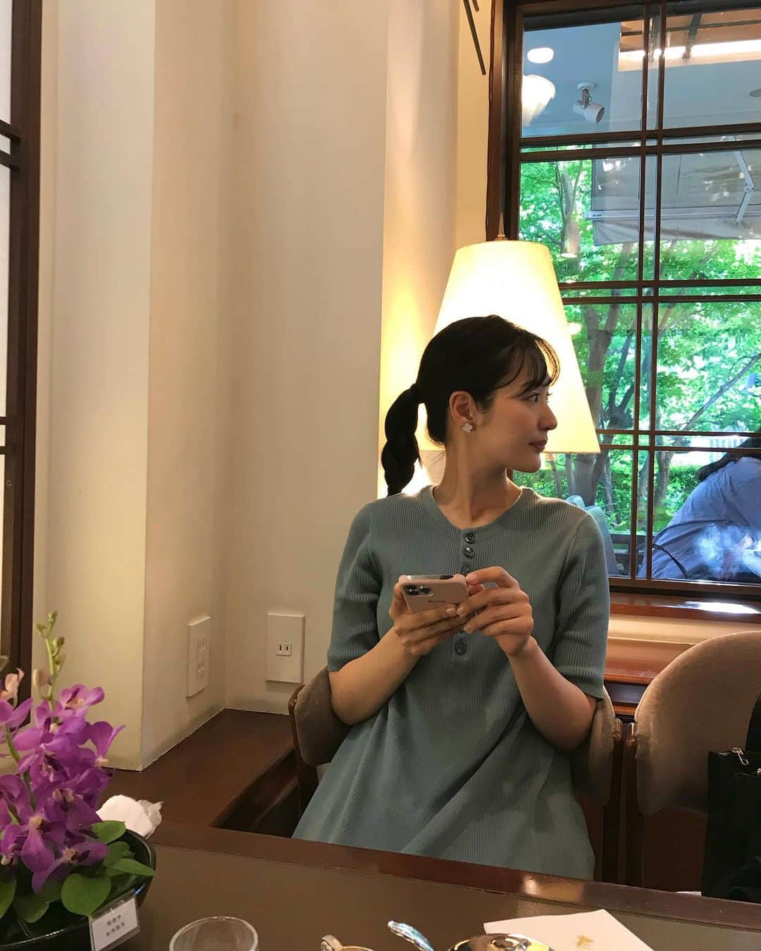 宮崎麗奈さんのインスタグラム写真 - (宮崎麗奈Instagram)「． 今日は、母の日ですね💐 ⁡ なので、先日母とふたりでお出かけした時に 母が撮ってくれた写真を載せます。 ⁡ とても居心地の良いカフェで 気付けば3時間以上お話ししてました🤭笑 ⁡ ⁡ ⁡ ⁡ #母の日」5月14日 22時54分 - reina_miyazaki